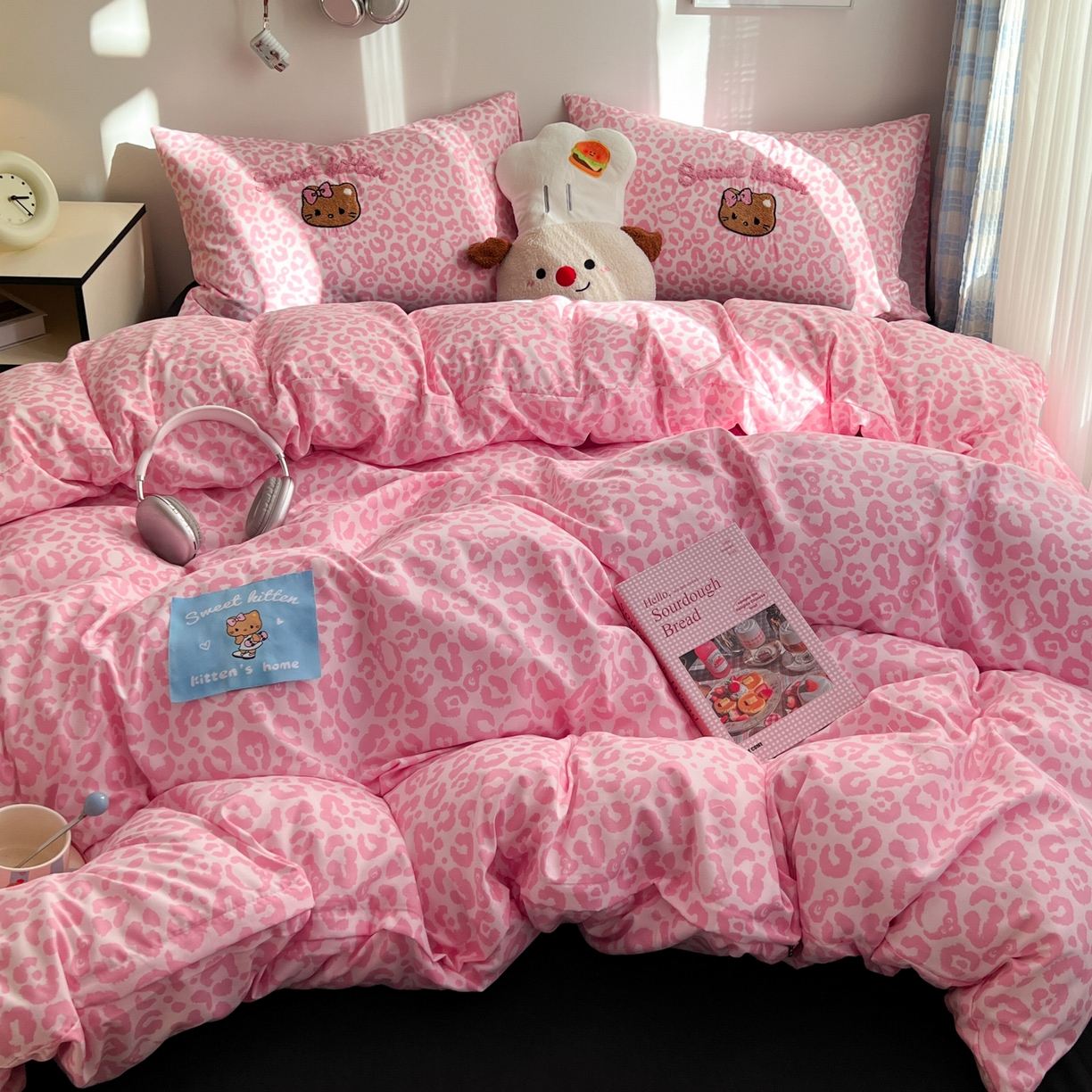 91家纺网 家纺一手货源 找家纺 童颜 2025新款超柔水洗双层纱豹纹贴布绣印花四件套-场景二 豹纹猫咪粉+酷黑