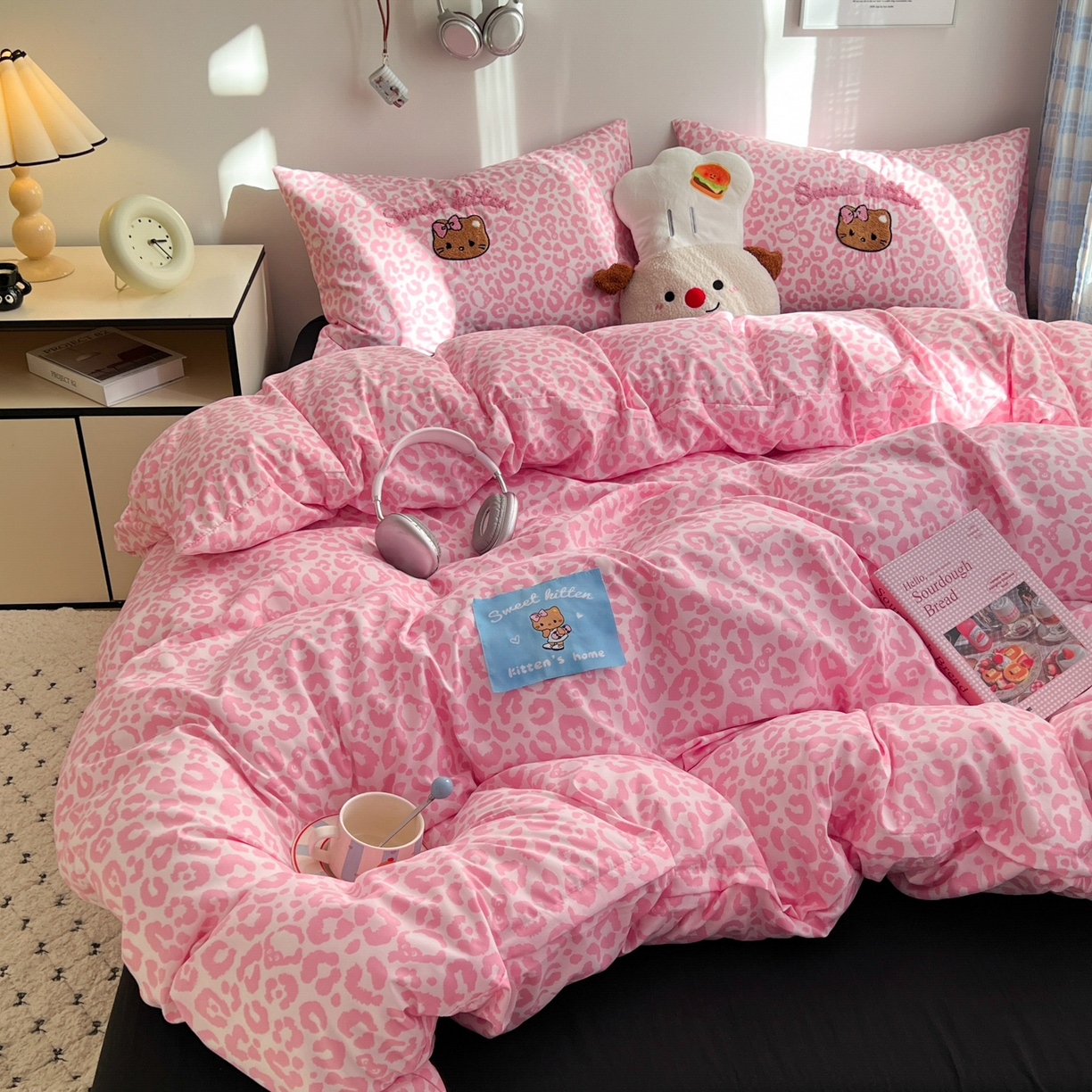 91家纺网 家纺一手货源 找家纺 童颜 2025新款超柔水洗双层纱豹纹贴布绣印花四件套-场景二 豹纹猫咪粉+酷黑