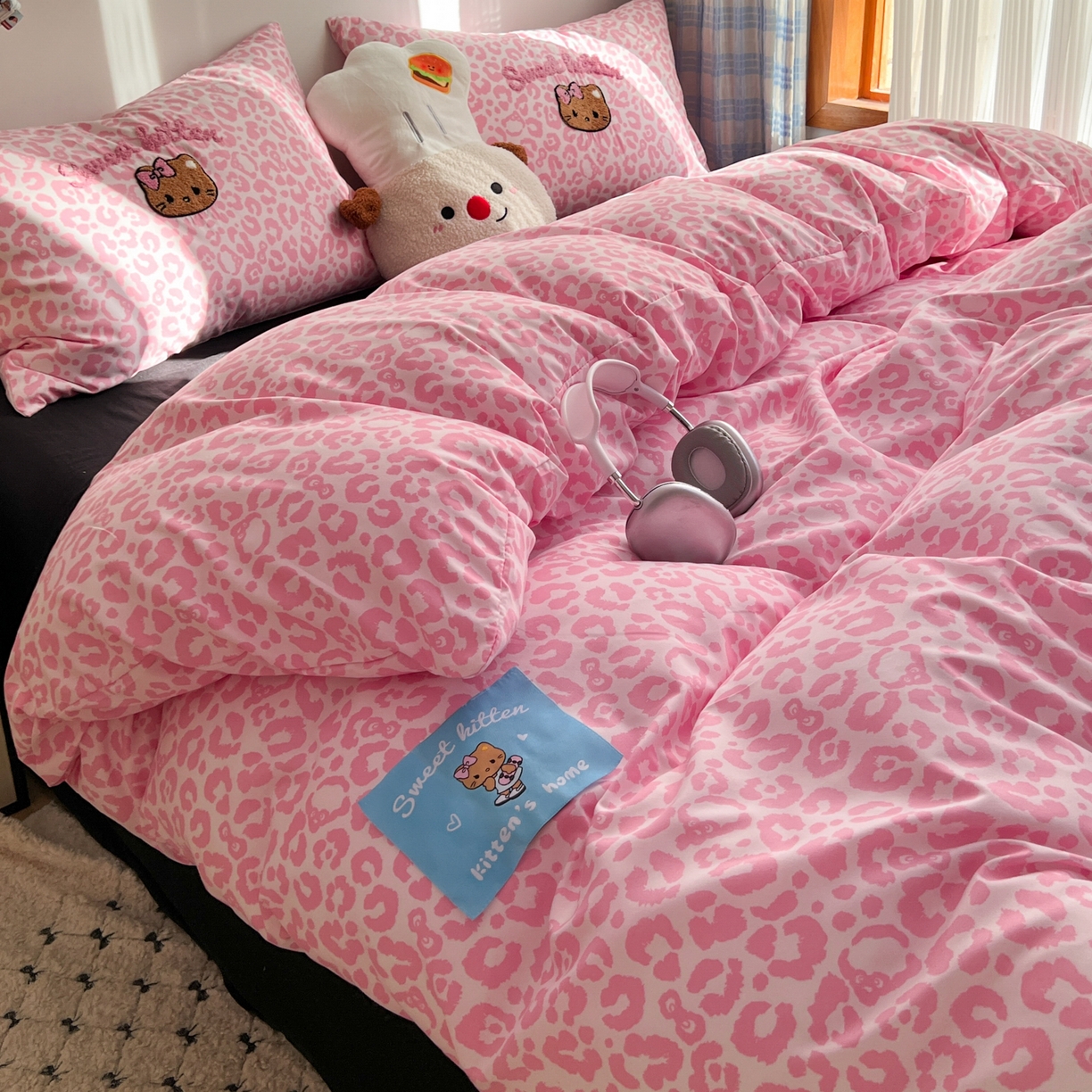 91家纺网 家纺一手货源 找家纺 童颜 2025新款超柔水洗双层纱豹纹贴布绣印花四件套-场景二 豹纹猫咪粉+酷黑