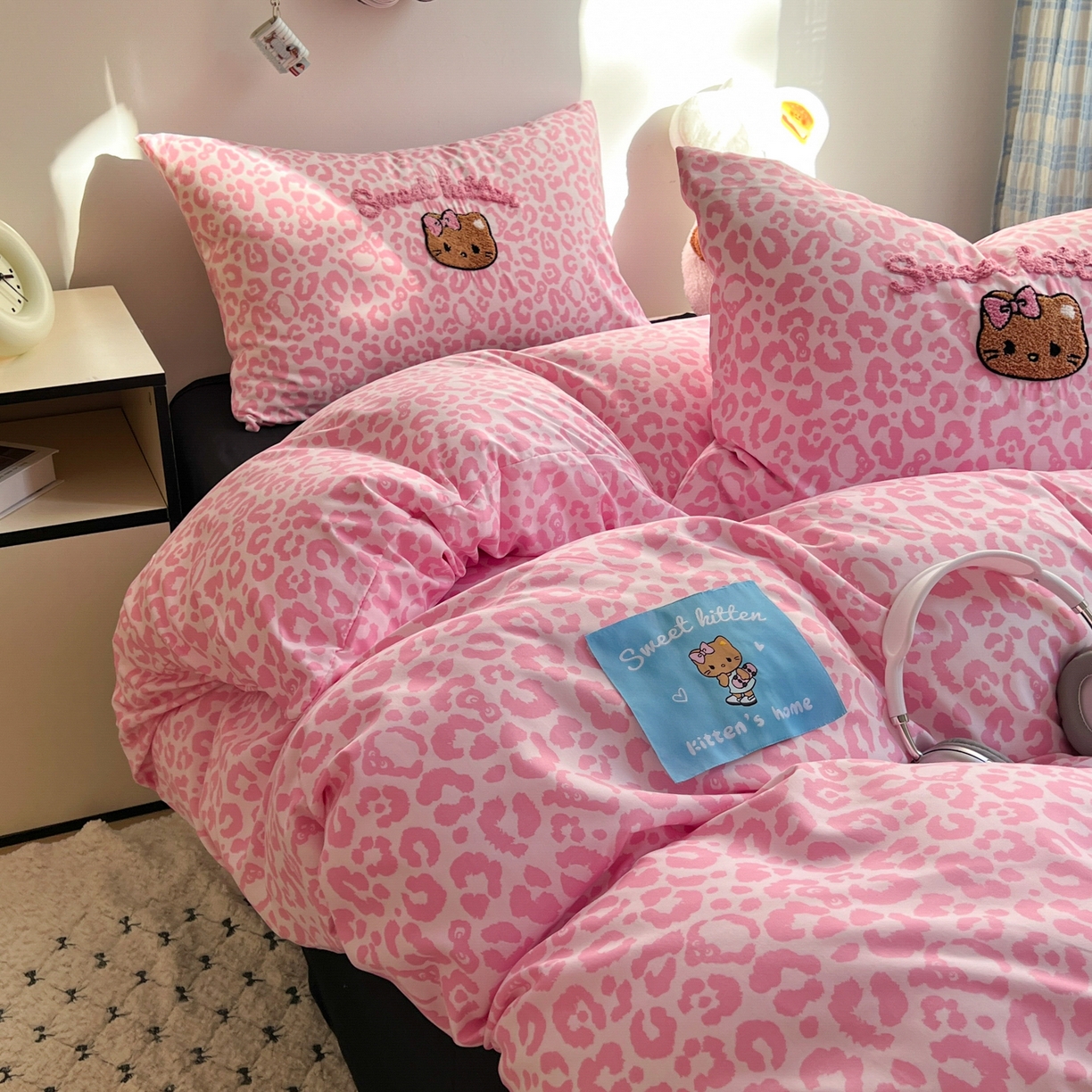 91家纺网 家纺一手货源 找家纺 童颜 2025新款超柔水洗双层纱豹纹贴布绣印花四件套-场景二 豹纹猫咪粉+酷黑