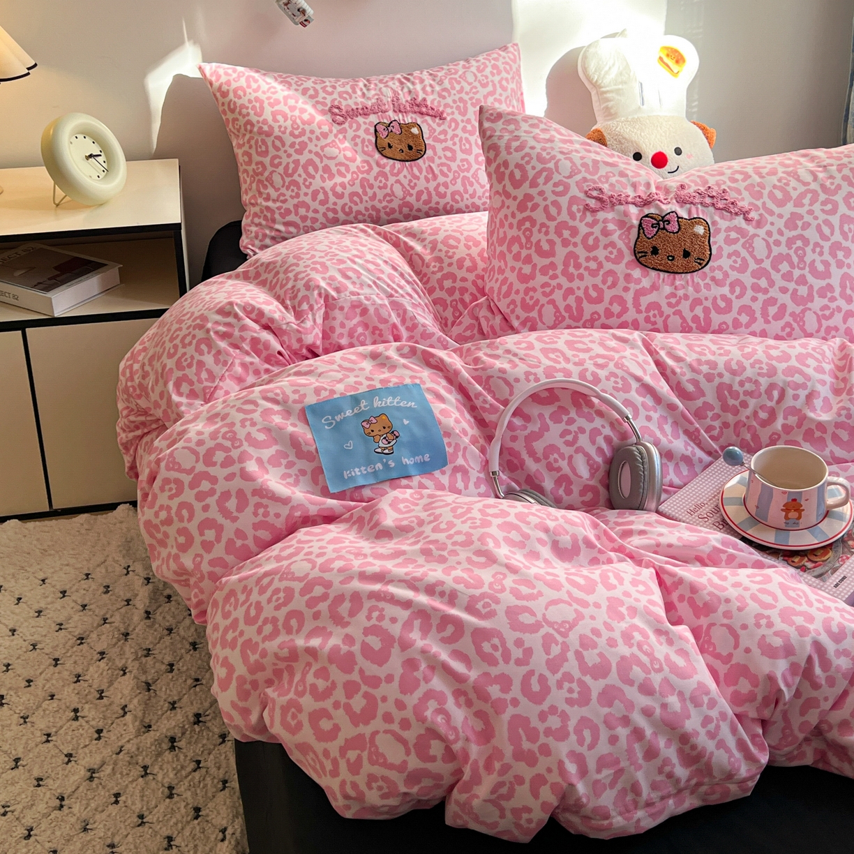 91家纺网 家纺一手货源 找家纺 童颜 2025新款超柔水洗双层纱豹纹贴布绣印花四件套-场景二 豹纹猫咪粉+酷黑