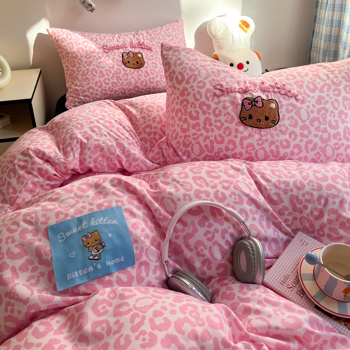 91家纺网 家纺一手货源 找家纺 童颜 2025新款超柔水洗双层纱豹纹贴布绣印花四件套-场景二 豹纹猫咪粉+酷黑