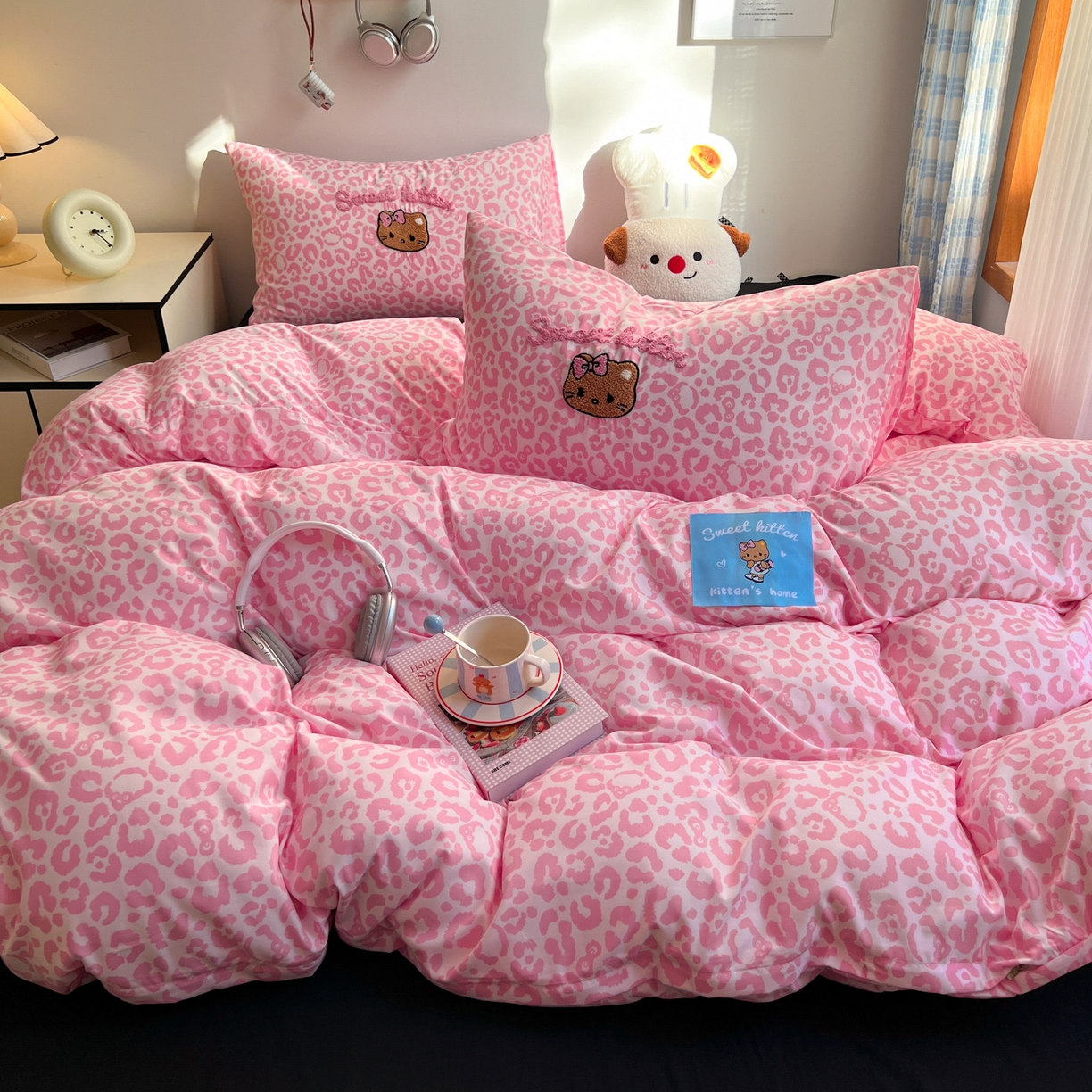 91家纺网 家纺一手货源 找家纺 童颜 2025新款超柔水洗双层纱豹纹贴布绣印花四件套-场景二 豹纹猫咪粉+酷黑