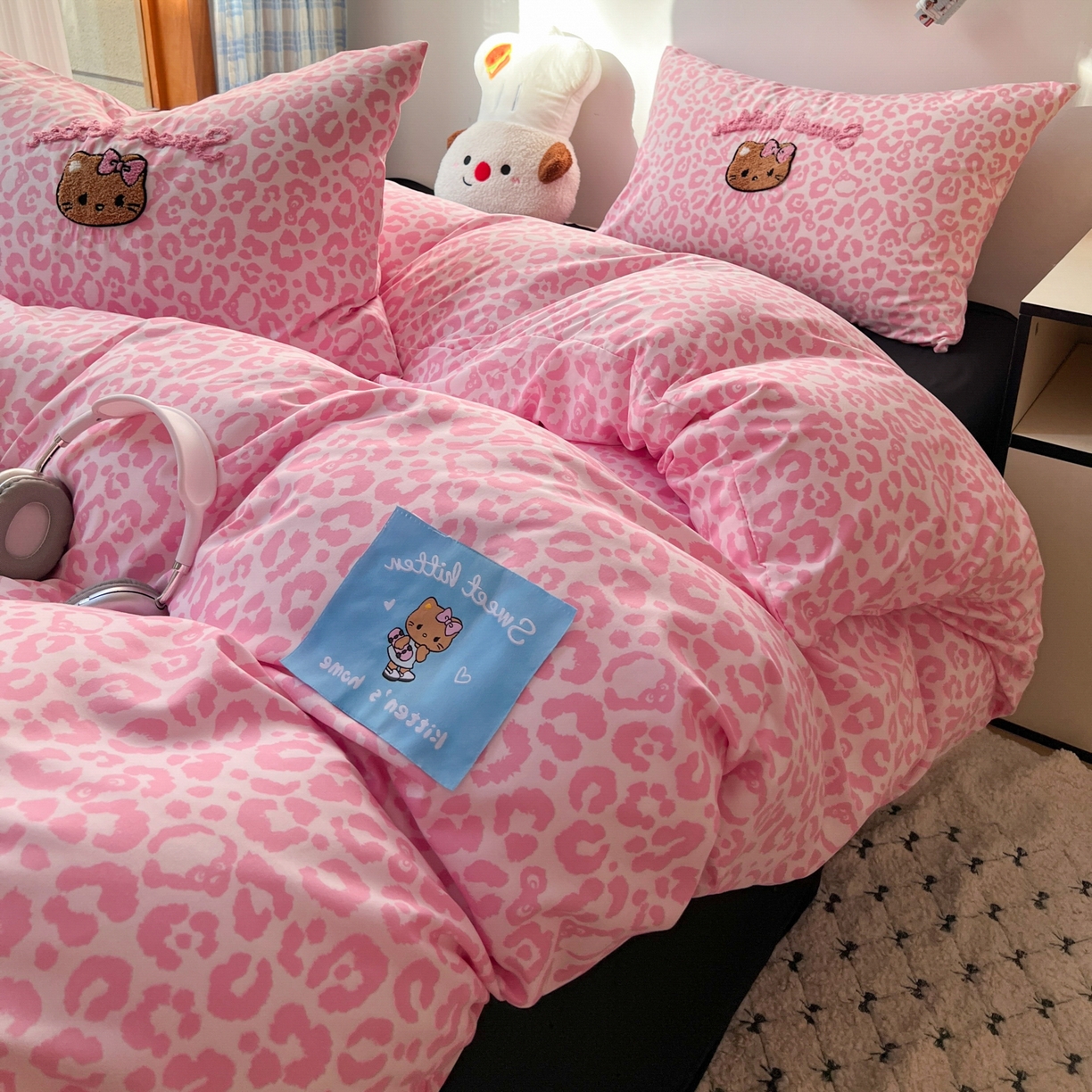 91家纺网 家纺一手货源 找家纺 童颜 2025新款超柔水洗双层纱豹纹贴布绣印花四件套-场景二 豹纹猫咪粉+酷黑