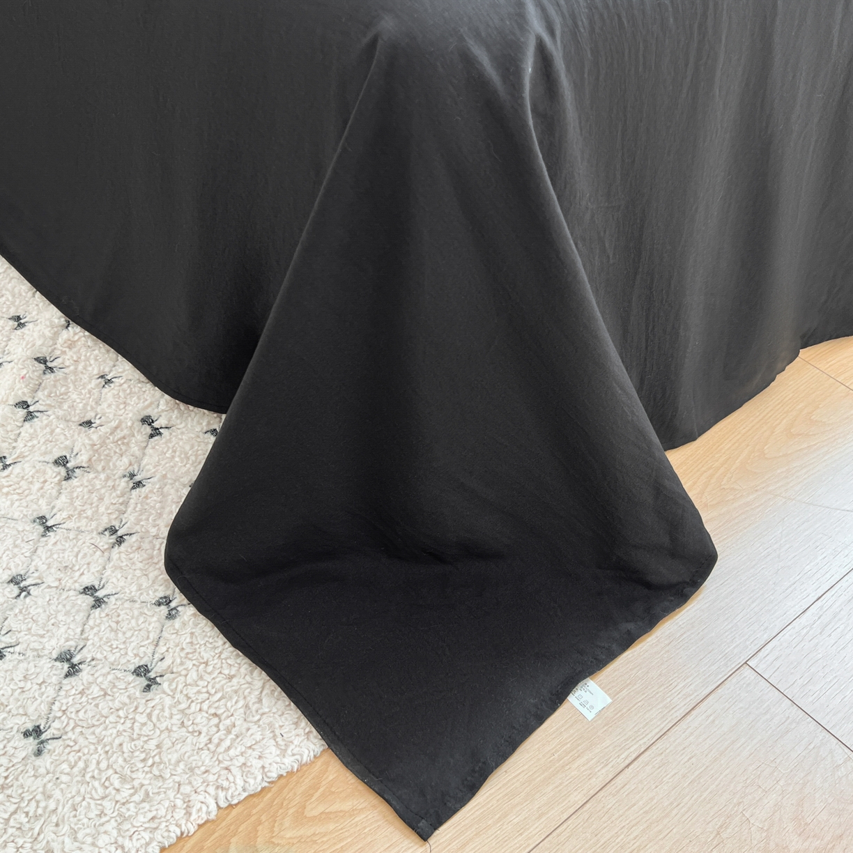 91家纺网 家纺一手货源 找家纺 童颜 2025新款超柔水洗双层纱豹纹贴布绣印花四件套-场景二 豹纹猫咪粉+酷黑