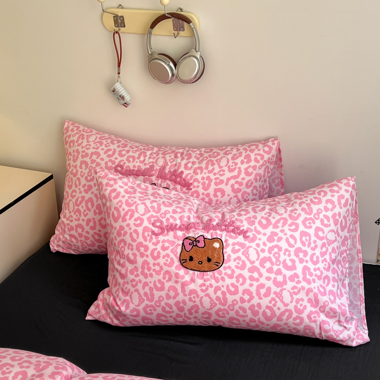 91家纺网 家纺一手货源 找家纺 童颜 2025新款超柔水洗双层纱豹纹贴布绣印花四件套-场景二 豹纹猫咪粉+酷黑