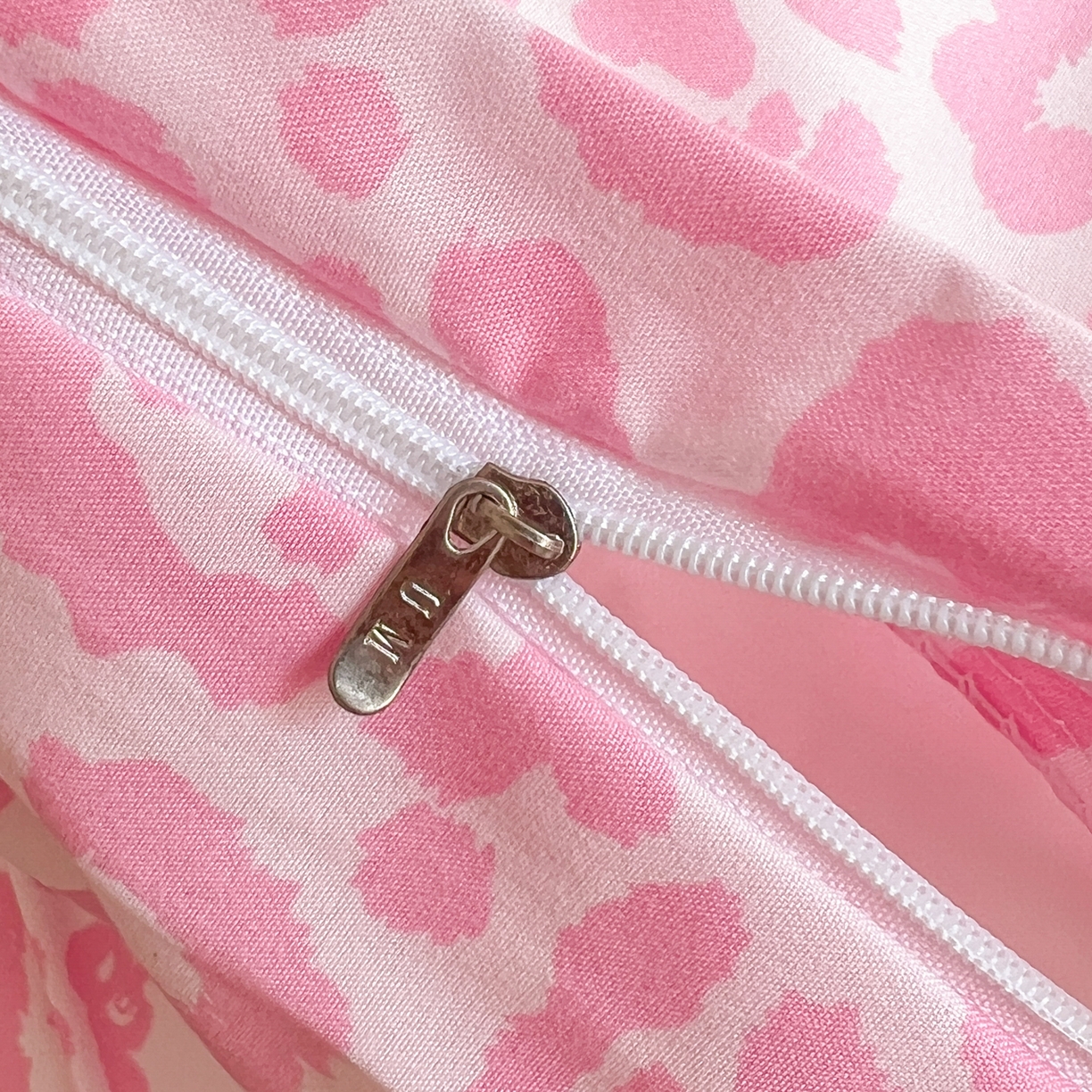 91家纺网 家纺一手货源 找家纺 童颜 2025新款超柔水洗双层纱豹纹贴布绣印花四件套-场景二 豹纹猫咪粉+酷黑