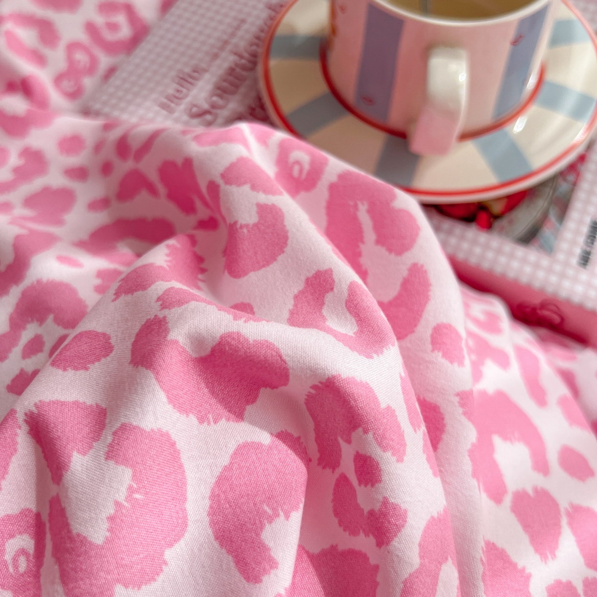 91家纺网 家纺一手货源 找家纺 童颜 2025新款超柔水洗双层纱豹纹贴布绣印花四件套-场景二 豹纹猫咪粉+酷黑