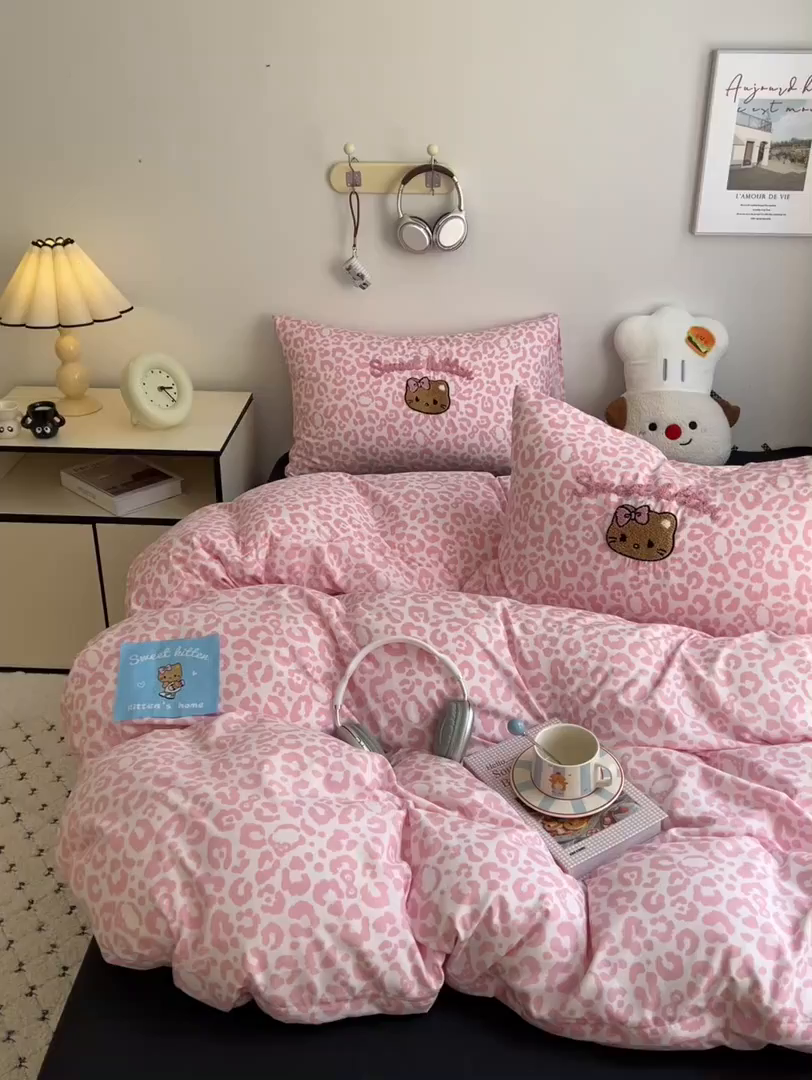 91家纺网 家纺一手货源 找家纺 童颜 2025新款超柔水洗双层纱豹纹贴布绣印花四件套-场景二 豹纹猫咪粉+酷黑