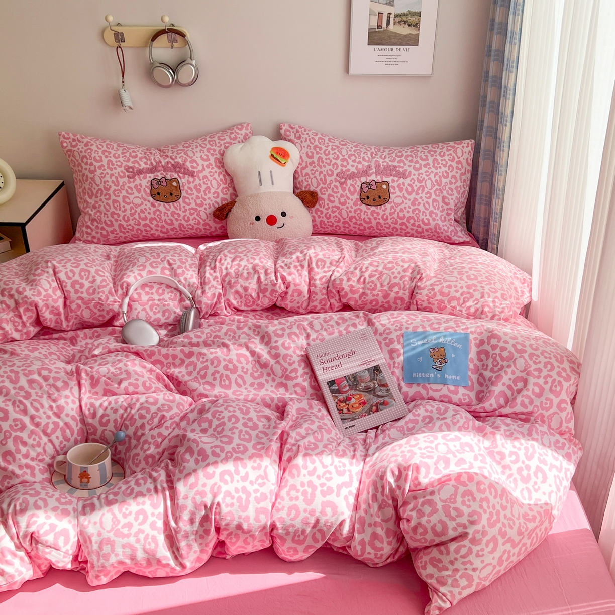 91家纺网 家纺一手货源 找家纺 童颜 2025新款超柔水洗双层纱豹纹贴布绣印花四件套-场景二 豹纹猫咪粉+玫红