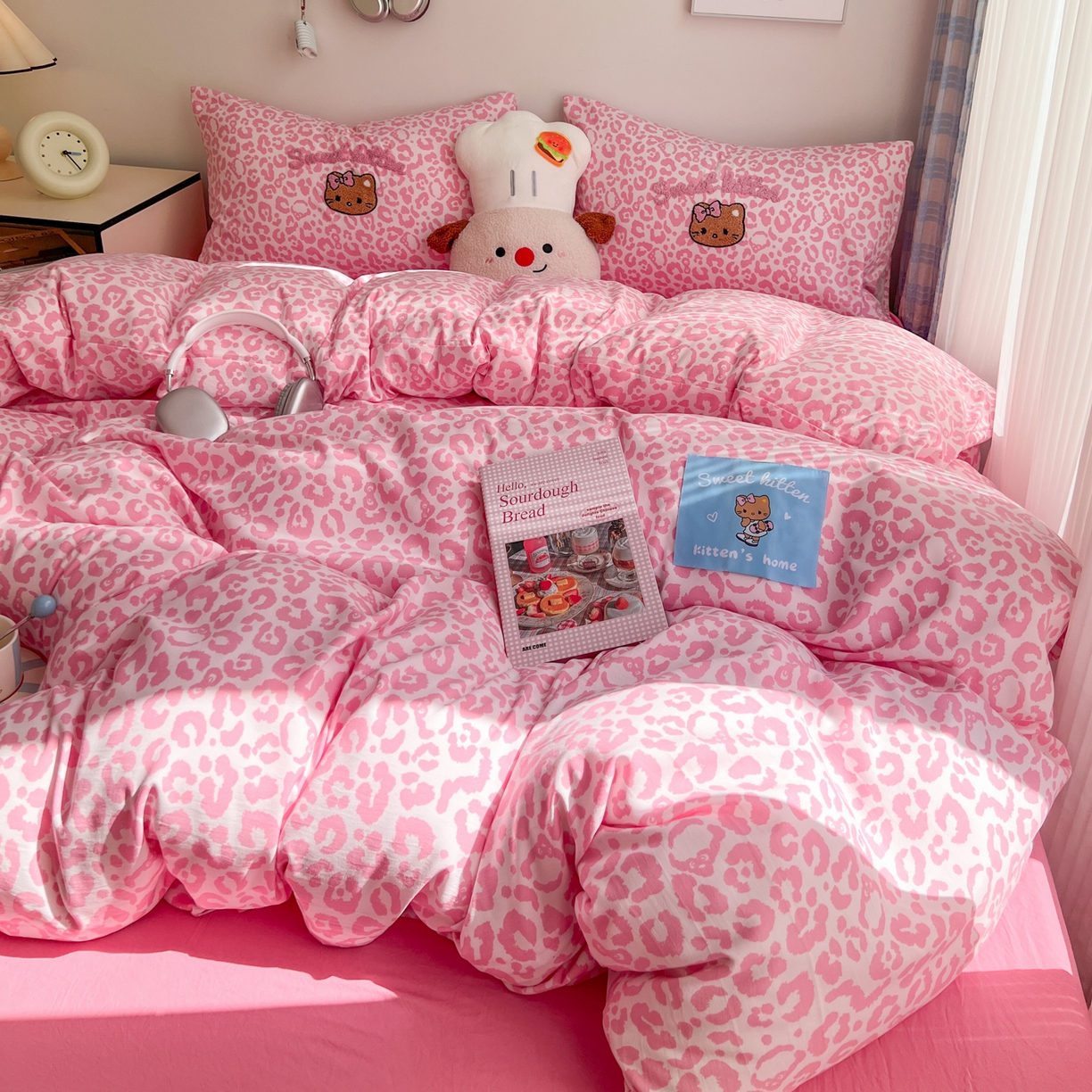 91家纺网 家纺一手货源 找家纺 童颜 2025新款超柔水洗双层纱豹纹贴布绣印花四件套-场景二 豹纹猫咪粉+玫红