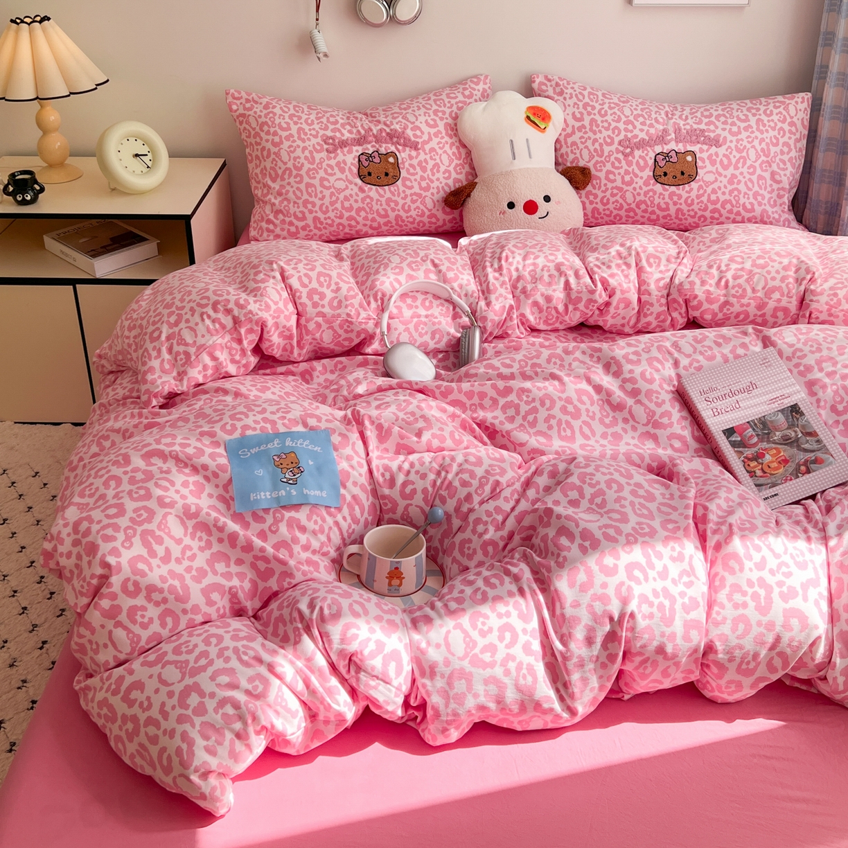 91家纺网 家纺一手货源 找家纺 童颜 2025新款超柔水洗双层纱豹纹贴布绣印花四件套-场景二 豹纹猫咪粉+玫红