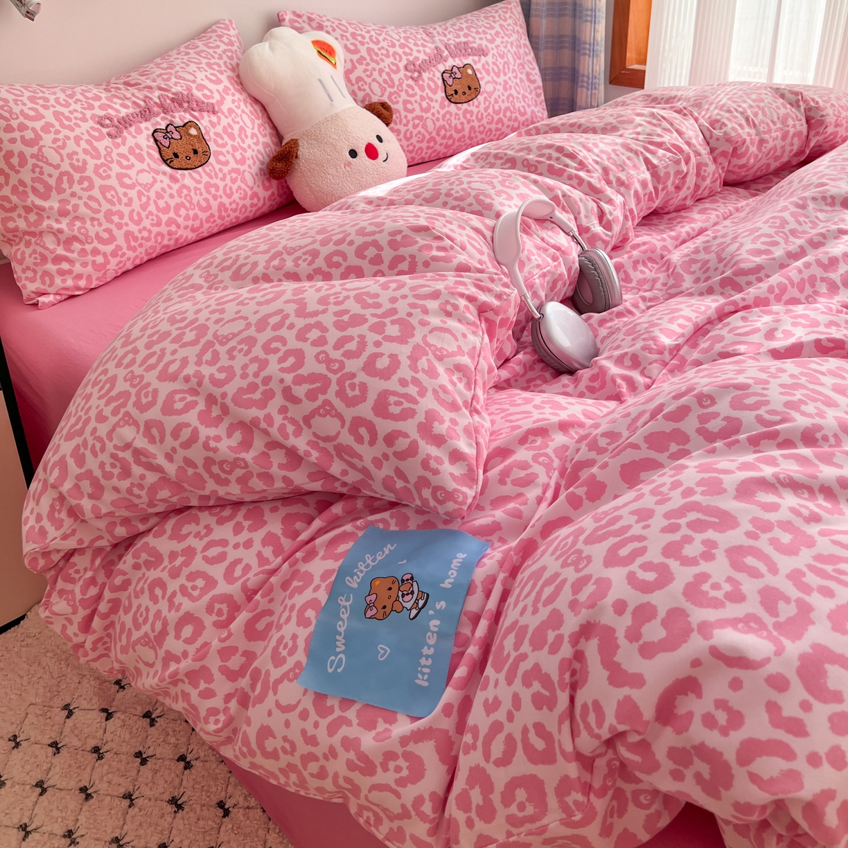 91家纺网 家纺一手货源 找家纺 童颜 2025新款超柔水洗双层纱豹纹贴布绣印花四件套-场景二 豹纹猫咪粉+玫红