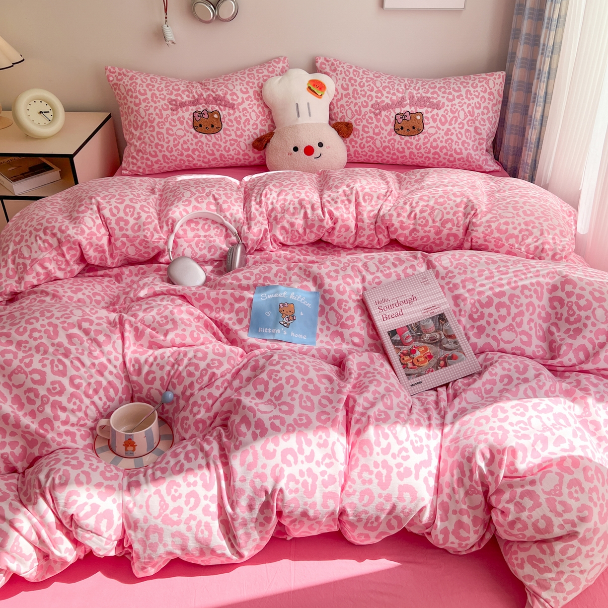 91家纺网 家纺一手货源 找家纺 童颜 2025新款超柔水洗双层纱豹纹贴布绣印花四件套-场景二 豹纹猫咪粉+玫红