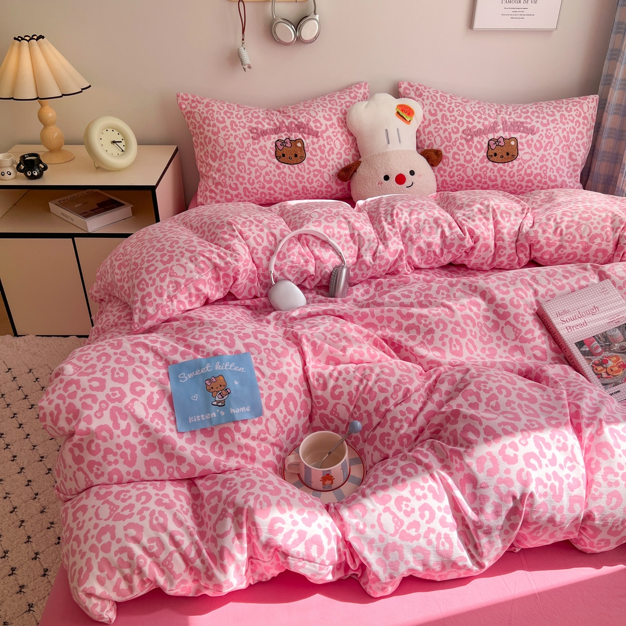 91家纺网 家纺一手货源 找家纺 童颜 2025新款超柔水洗双层纱豹纹贴布绣印花四件套-场景二 豹纹猫咪粉+玫红