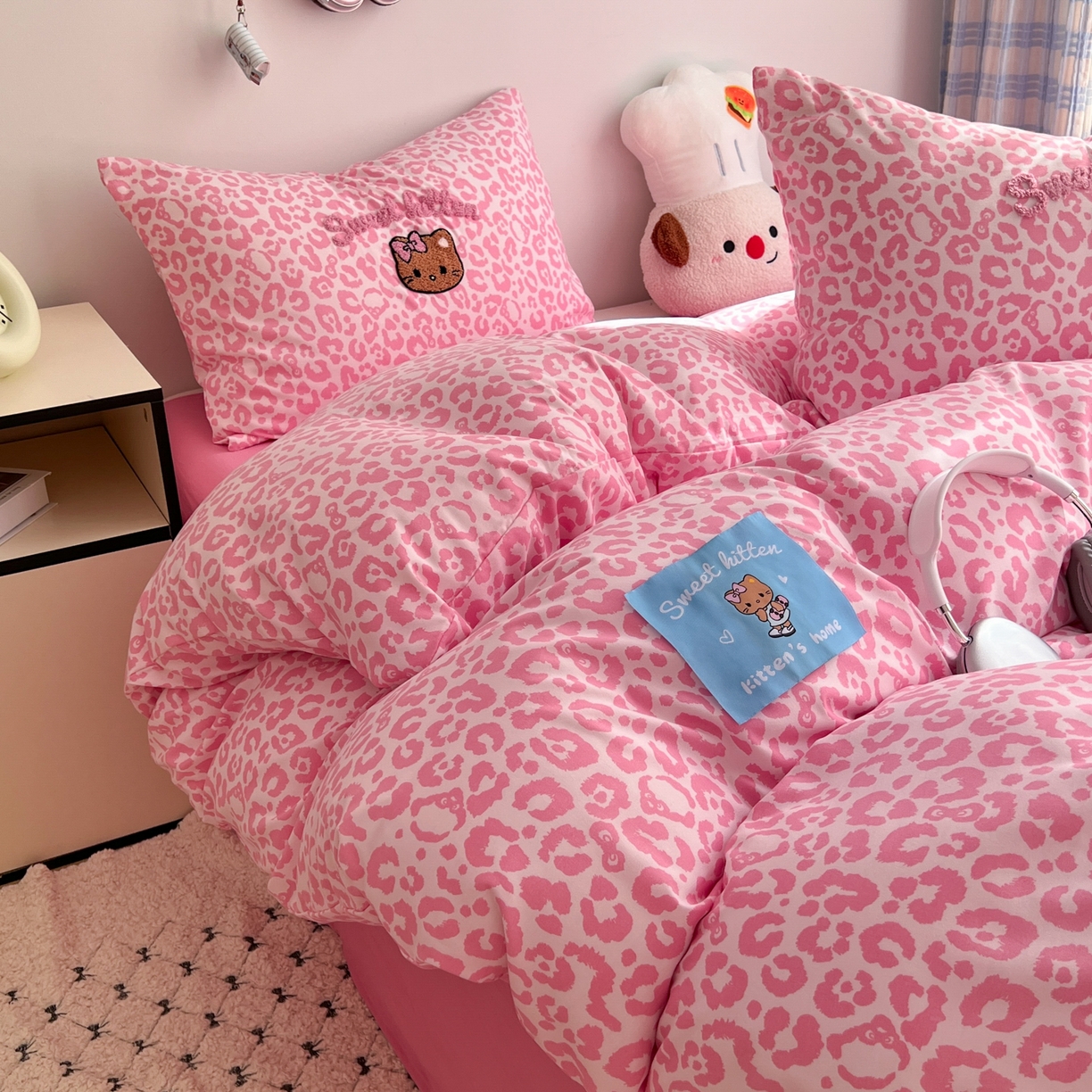 91家纺网 家纺一手货源 找家纺 童颜 2025新款超柔水洗双层纱豹纹贴布绣印花四件套-场景二 豹纹猫咪粉+玫红