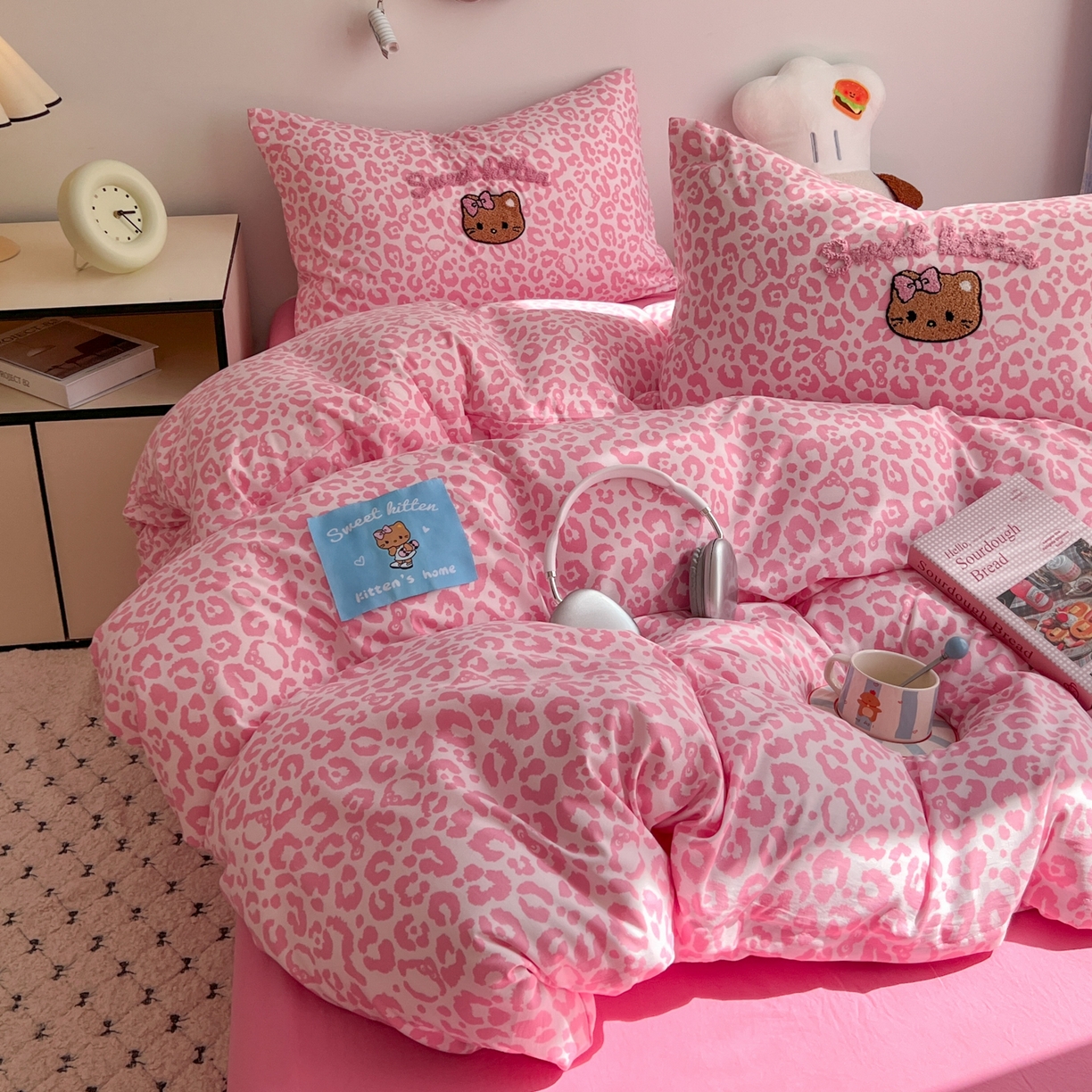 91家纺网 家纺一手货源 找家纺 童颜 2025新款超柔水洗双层纱豹纹贴布绣印花四件套-场景二 豹纹猫咪粉+玫红