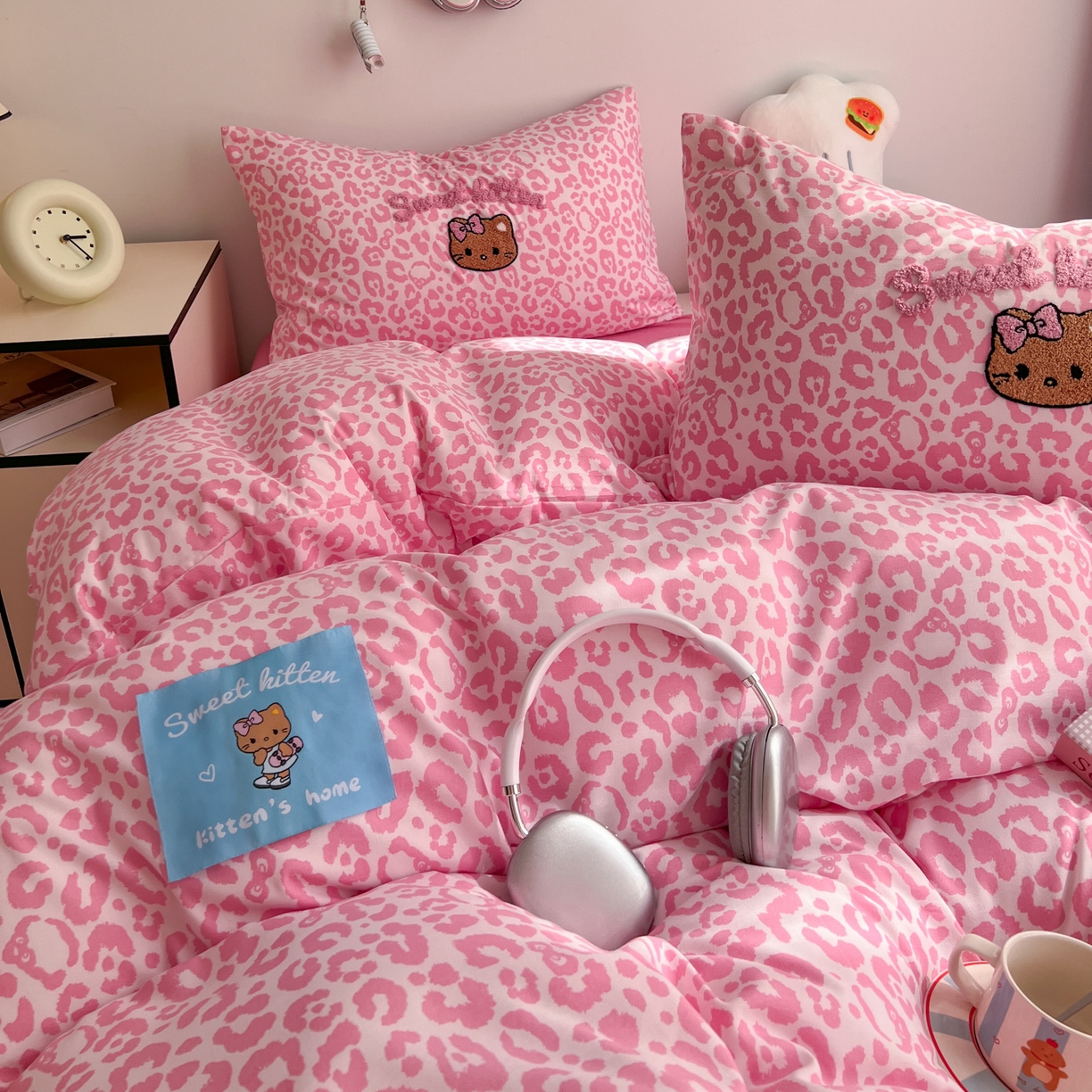 91家纺网 家纺一手货源 找家纺 童颜 2025新款超柔水洗双层纱豹纹贴布绣印花四件套-场景二 豹纹猫咪粉+玫红