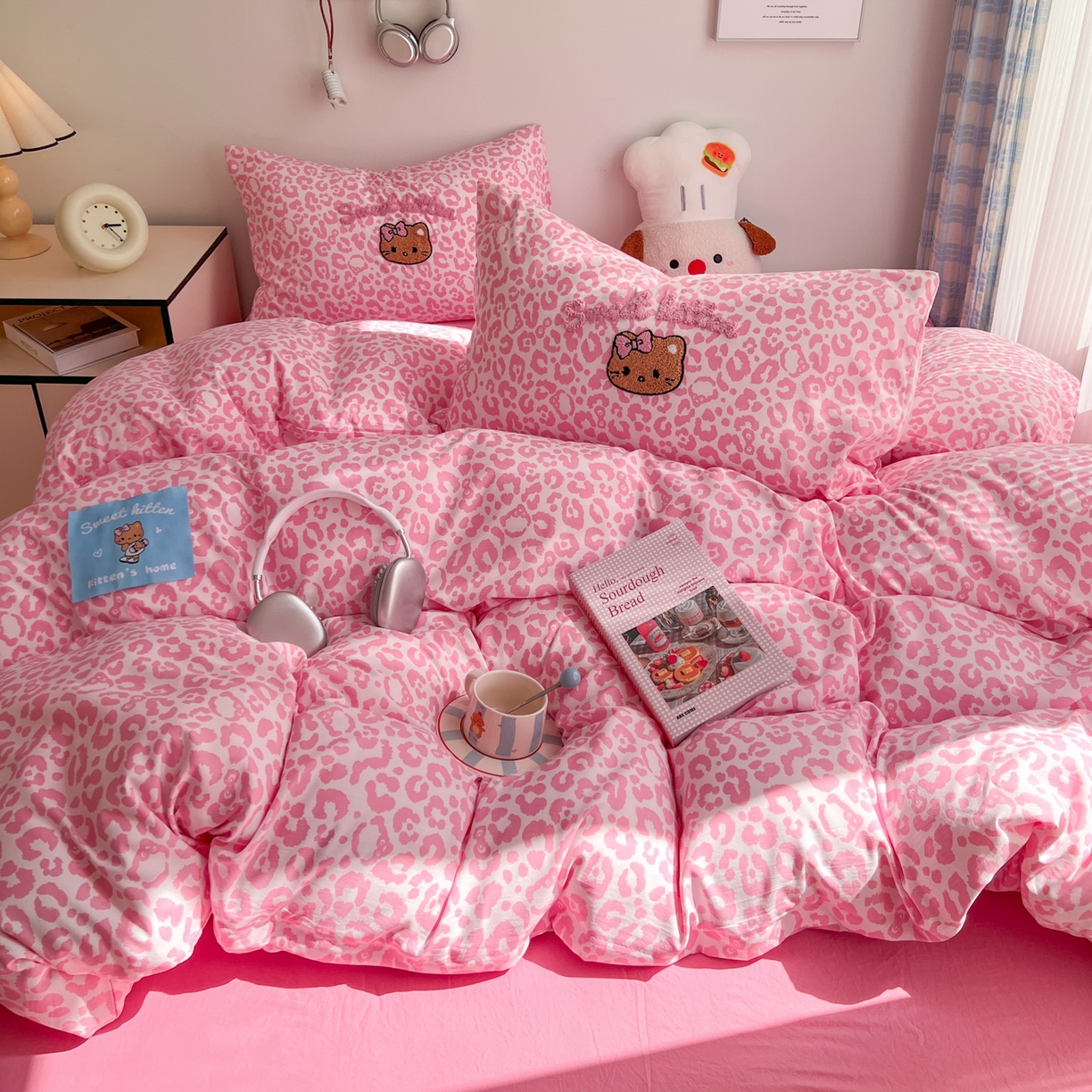 91家纺网 家纺一手货源 找家纺 童颜 2025新款超柔水洗双层纱豹纹贴布绣印花四件套-场景二 豹纹猫咪粉+玫红