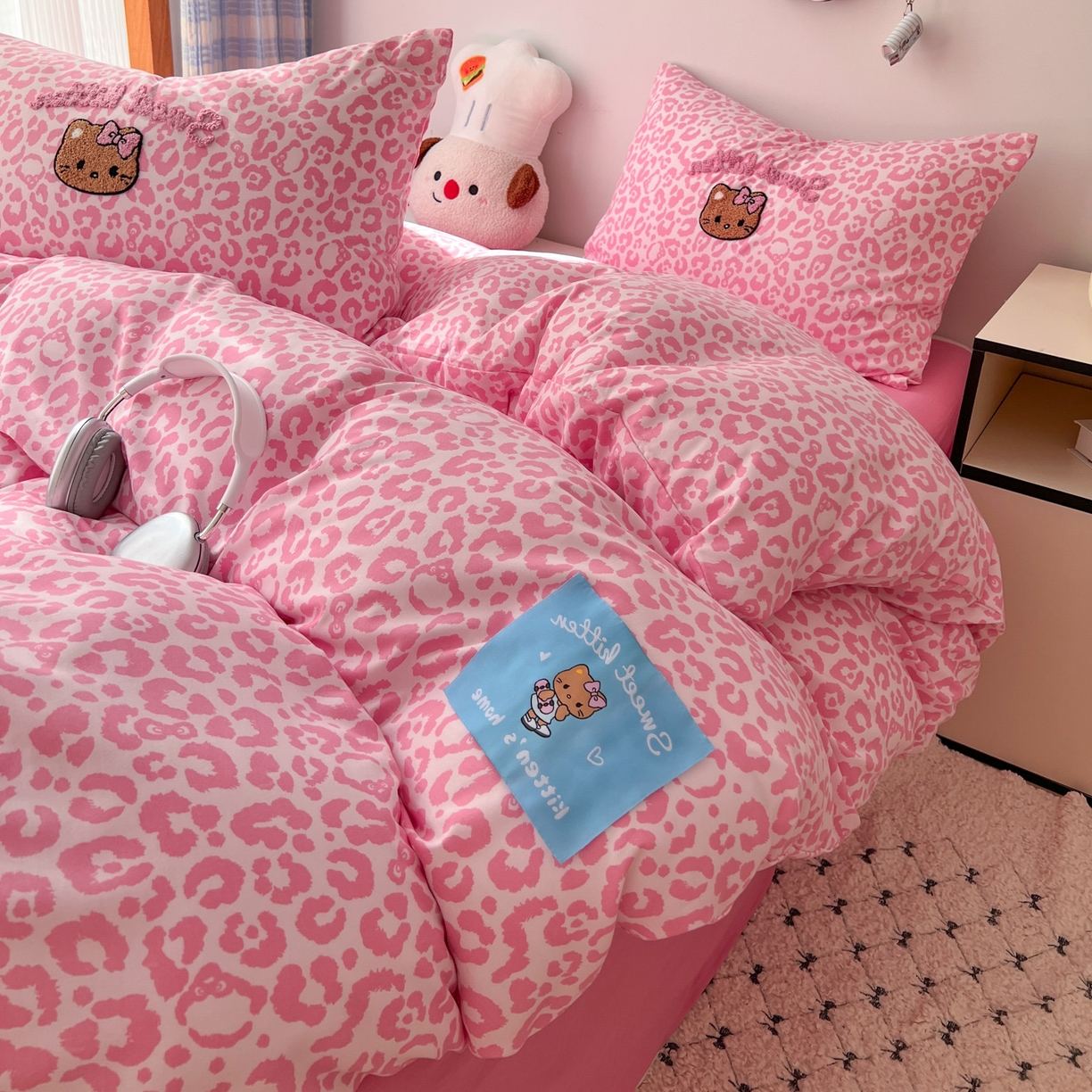 91家纺网 家纺一手货源 找家纺 童颜 2025新款超柔水洗双层纱豹纹贴布绣印花四件套-场景二 豹纹猫咪粉+玫红