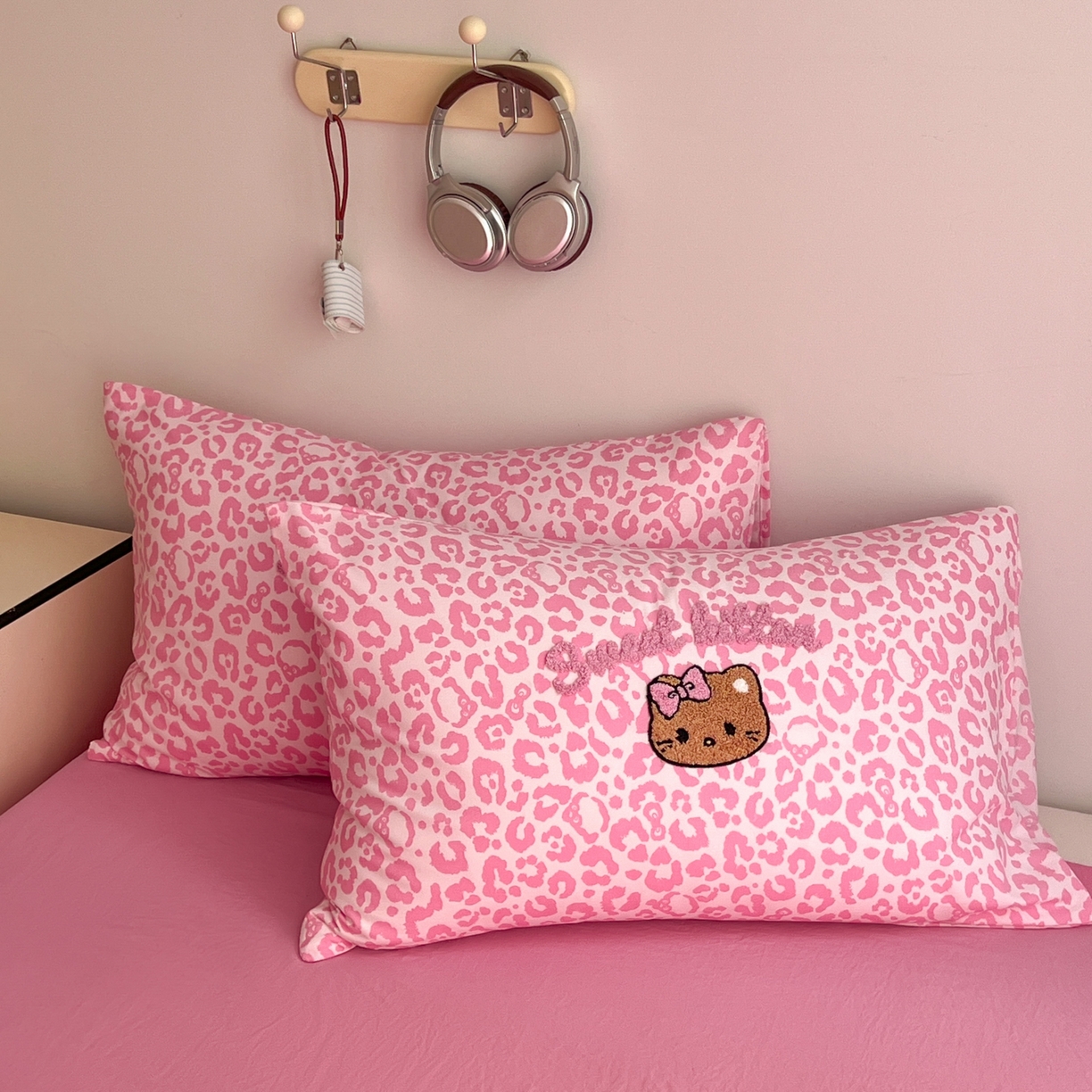 91家纺网 家纺一手货源 找家纺 童颜 2025新款超柔水洗双层纱豹纹贴布绣印花四件套-场景二 豹纹猫咪粉+玫红