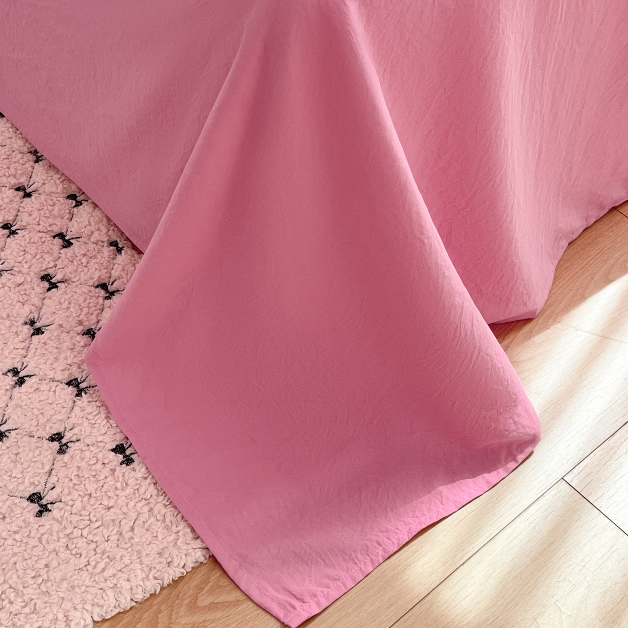 91家纺网 家纺一手货源 找家纺 童颜 2025新款超柔水洗双层纱豹纹贴布绣印花四件套-场景二 豹纹猫咪粉+玫红