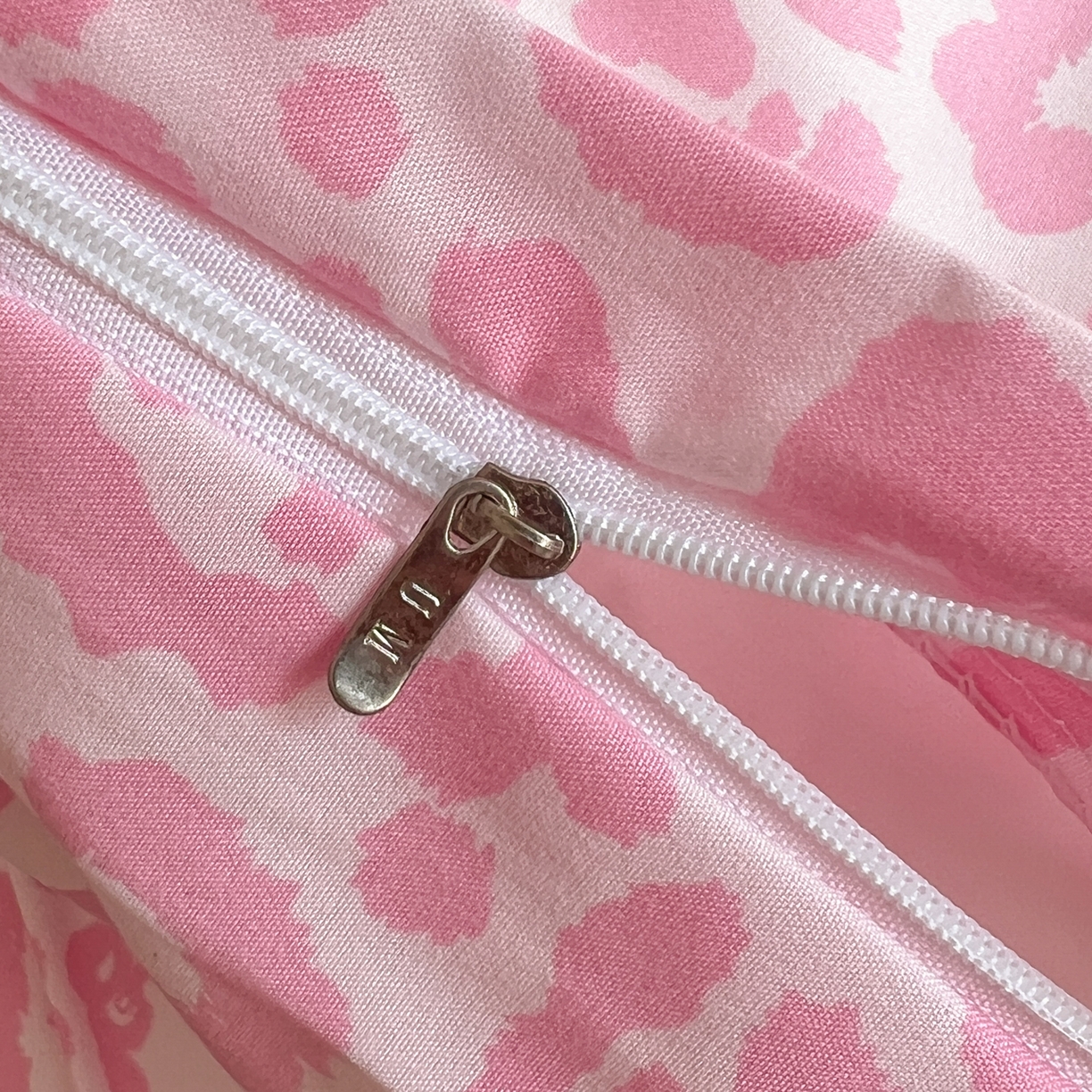 91家纺网 家纺一手货源 找家纺 童颜 2025新款超柔水洗双层纱豹纹贴布绣印花四件套-场景二 豹纹猫咪粉+玫红