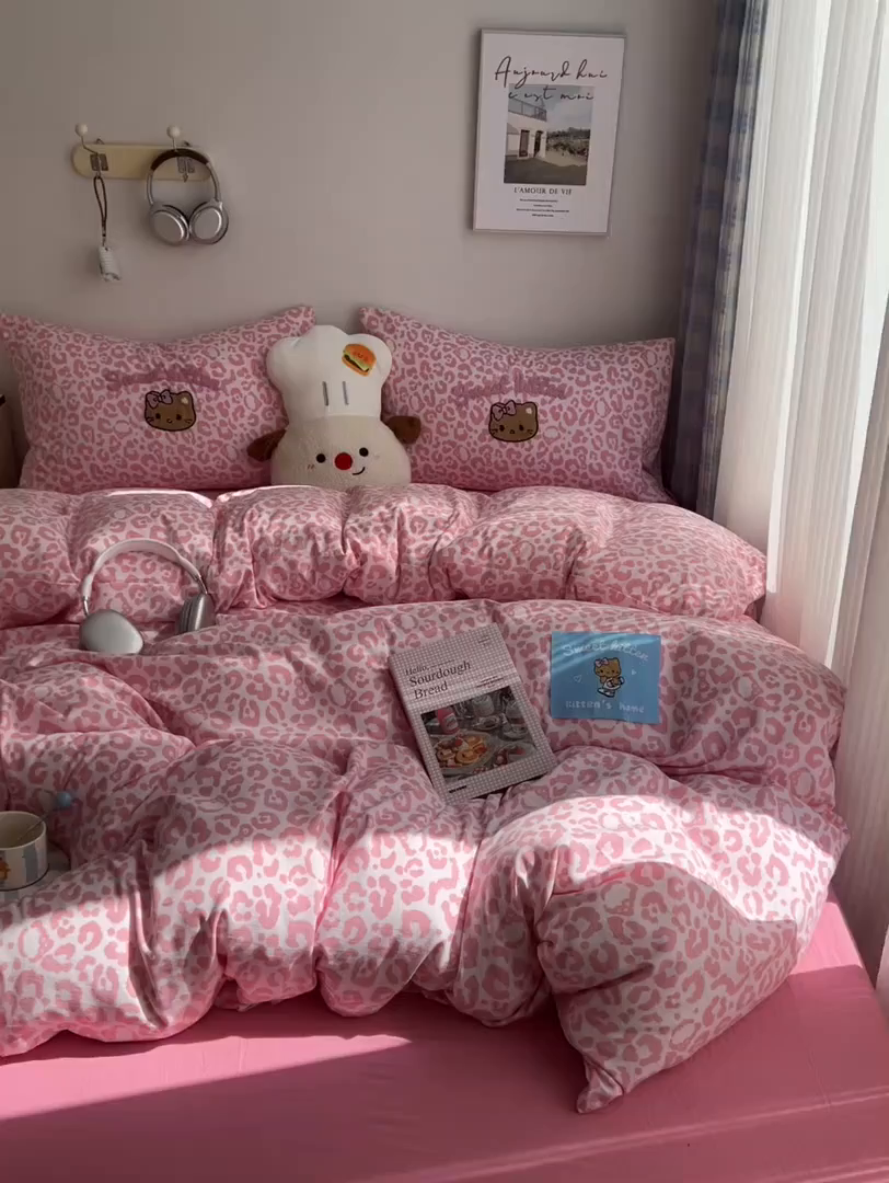 91家纺网 家纺一手货源 找家纺 童颜 2025新款超柔水洗双层纱豹纹贴布绣印花四件套-场景二 豹纹猫咪粉+玫红