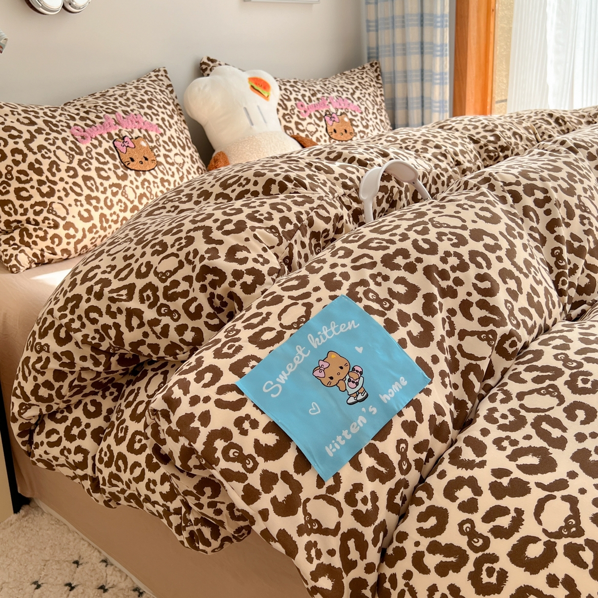 童颜 2025新款超柔水洗双层纱豹纹贴布绣印花四件套-场景二 豹纹猫咪咖