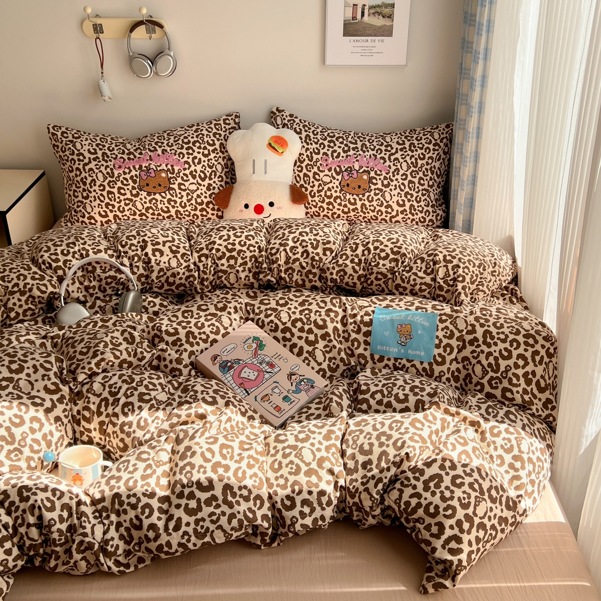 91家纺网 家纺一手货源 找家纺 童颜 2025新款超柔水洗双层纱豹纹贴布绣印花四件套-场景二 豹纹猫咪咖