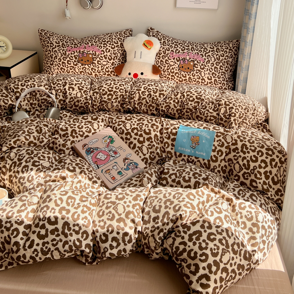 91家纺网 家纺一手货源 找家纺 童颜 2025新款超柔水洗双层纱豹纹贴布绣印花四件套-场景二 豹纹猫咪咖