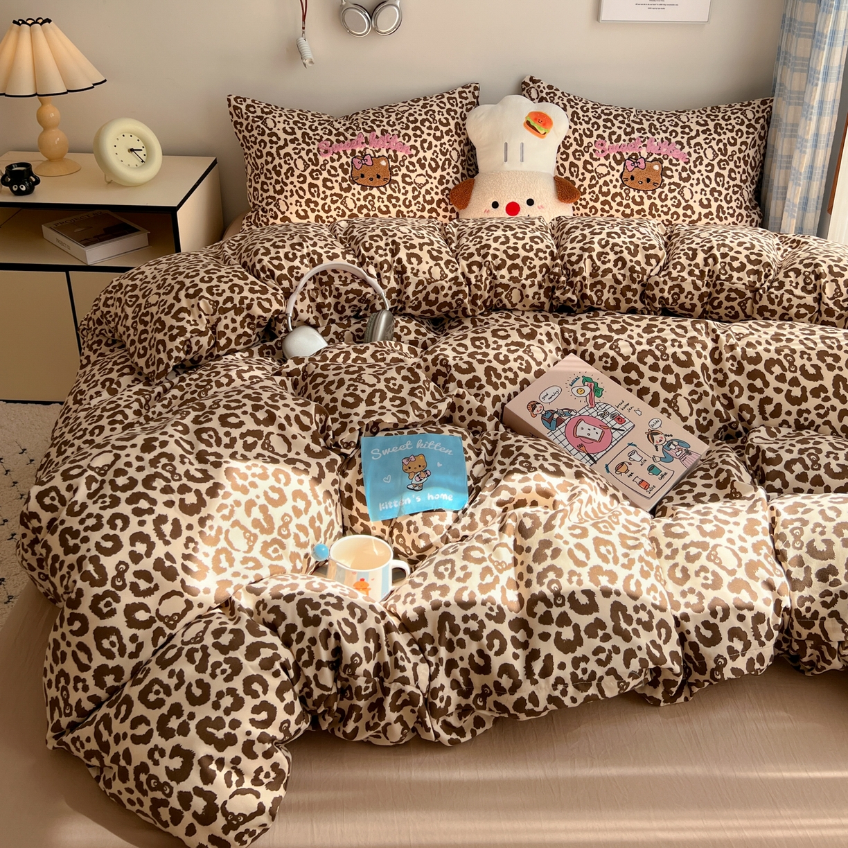 91家纺网 家纺一手货源 找家纺 童颜 2025新款超柔水洗双层纱豹纹贴布绣印花四件套-场景二 豹纹猫咪咖