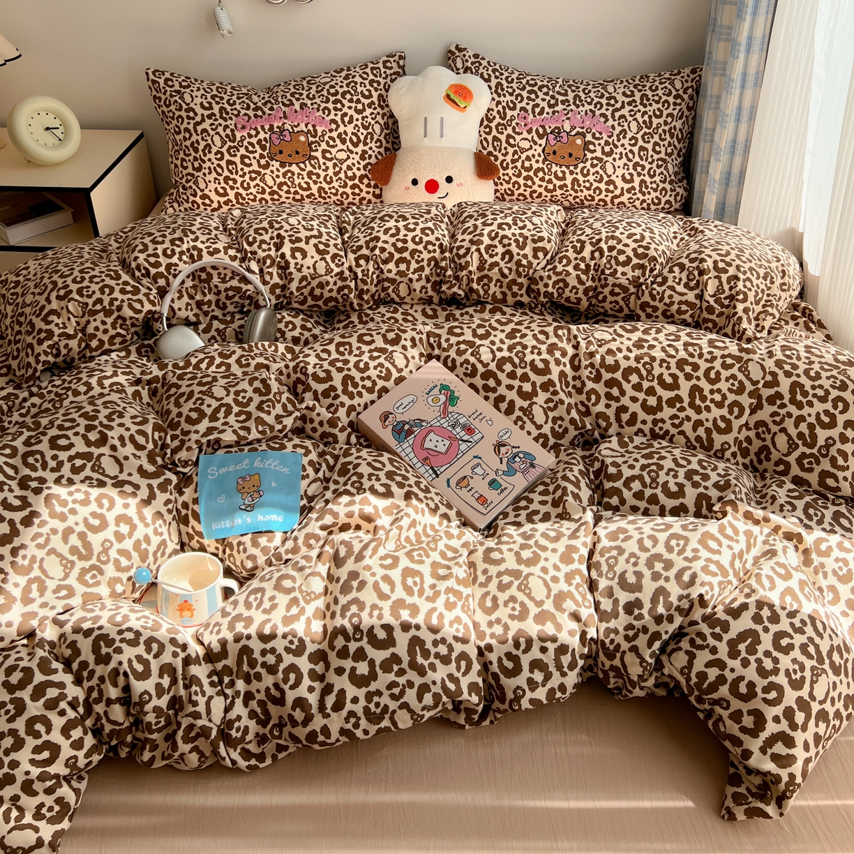 91家纺网 家纺一手货源 找家纺 童颜 2025新款超柔水洗双层纱豹纹贴布绣印花四件套-场景二 豹纹猫咪咖