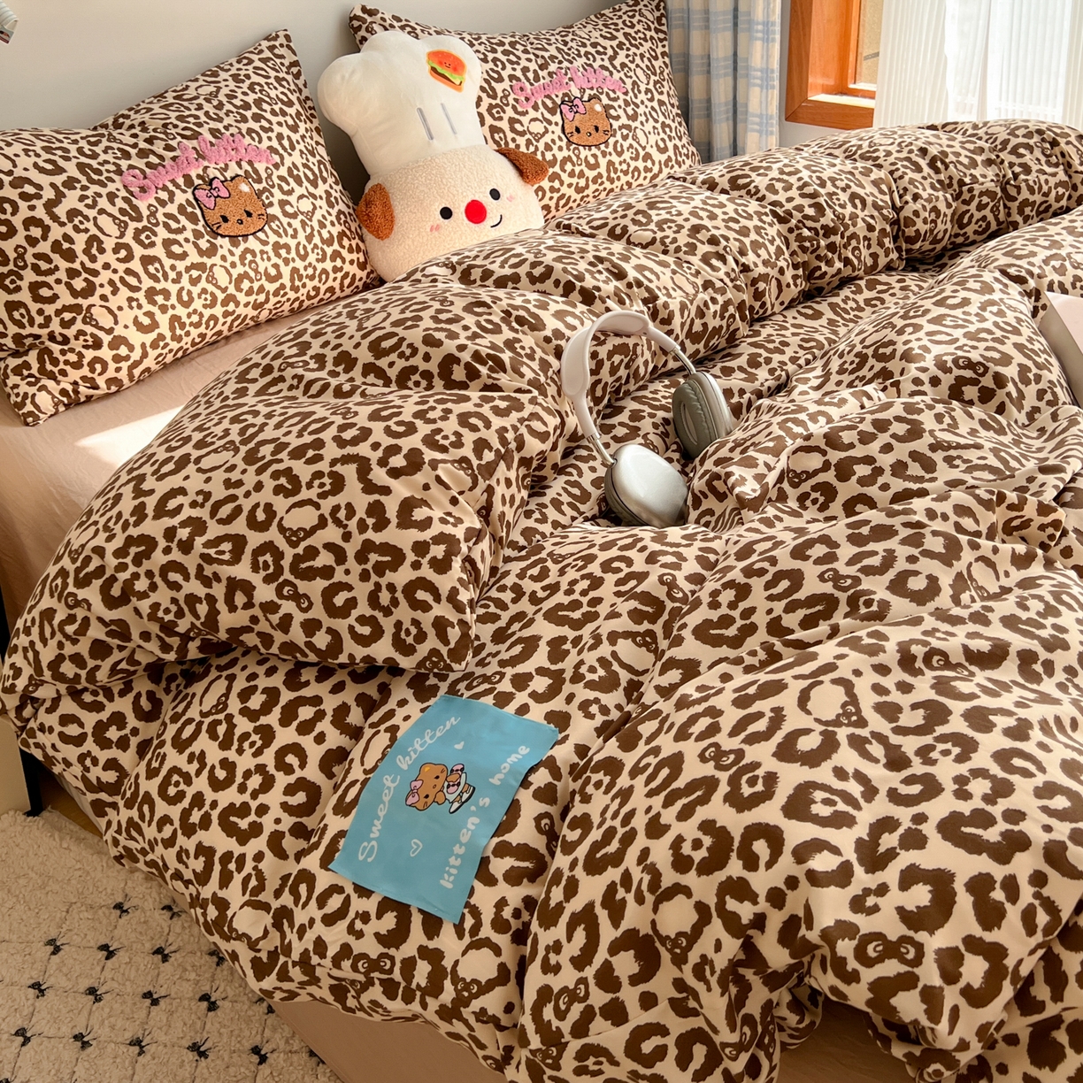 91家纺网 家纺一手货源 找家纺 童颜 2025新款超柔水洗双层纱豹纹贴布绣印花四件套-场景二 豹纹猫咪咖