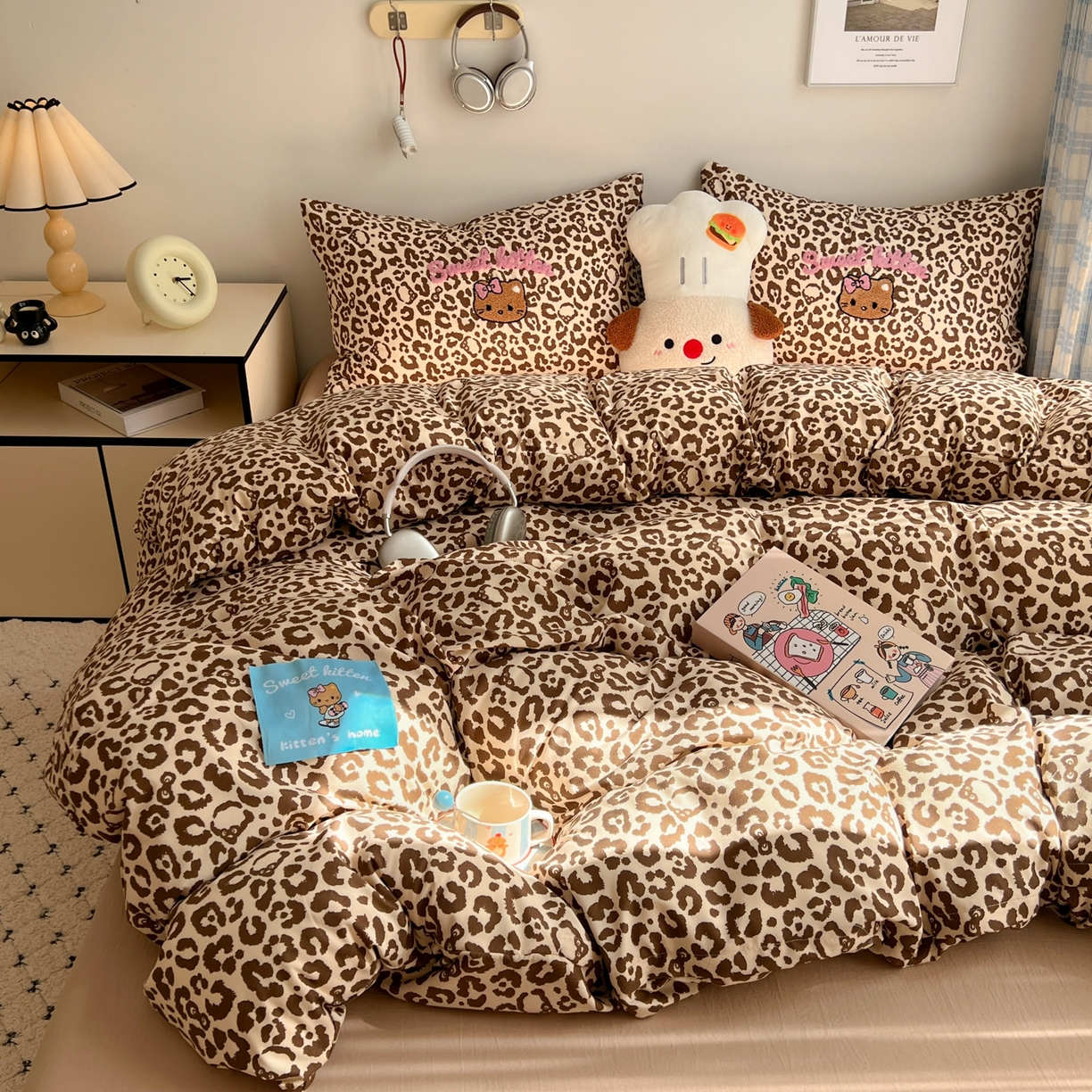 91家纺网 家纺一手货源 找家纺 童颜 2025新款超柔水洗双层纱豹纹贴布绣印花四件套-场景二 豹纹猫咪咖