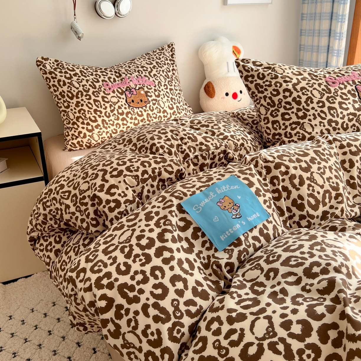 91家纺网 家纺一手货源 找家纺 童颜 2025新款超柔水洗双层纱豹纹贴布绣印花四件套-场景二 豹纹猫咪咖