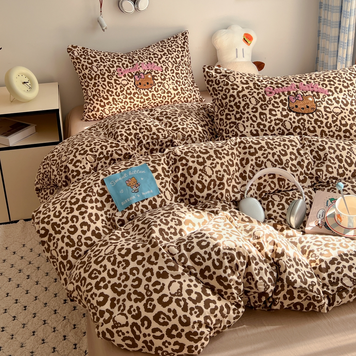 91家纺网 家纺一手货源 找家纺 童颜 2025新款超柔水洗双层纱豹纹贴布绣印花四件套-场景二 豹纹猫咪咖