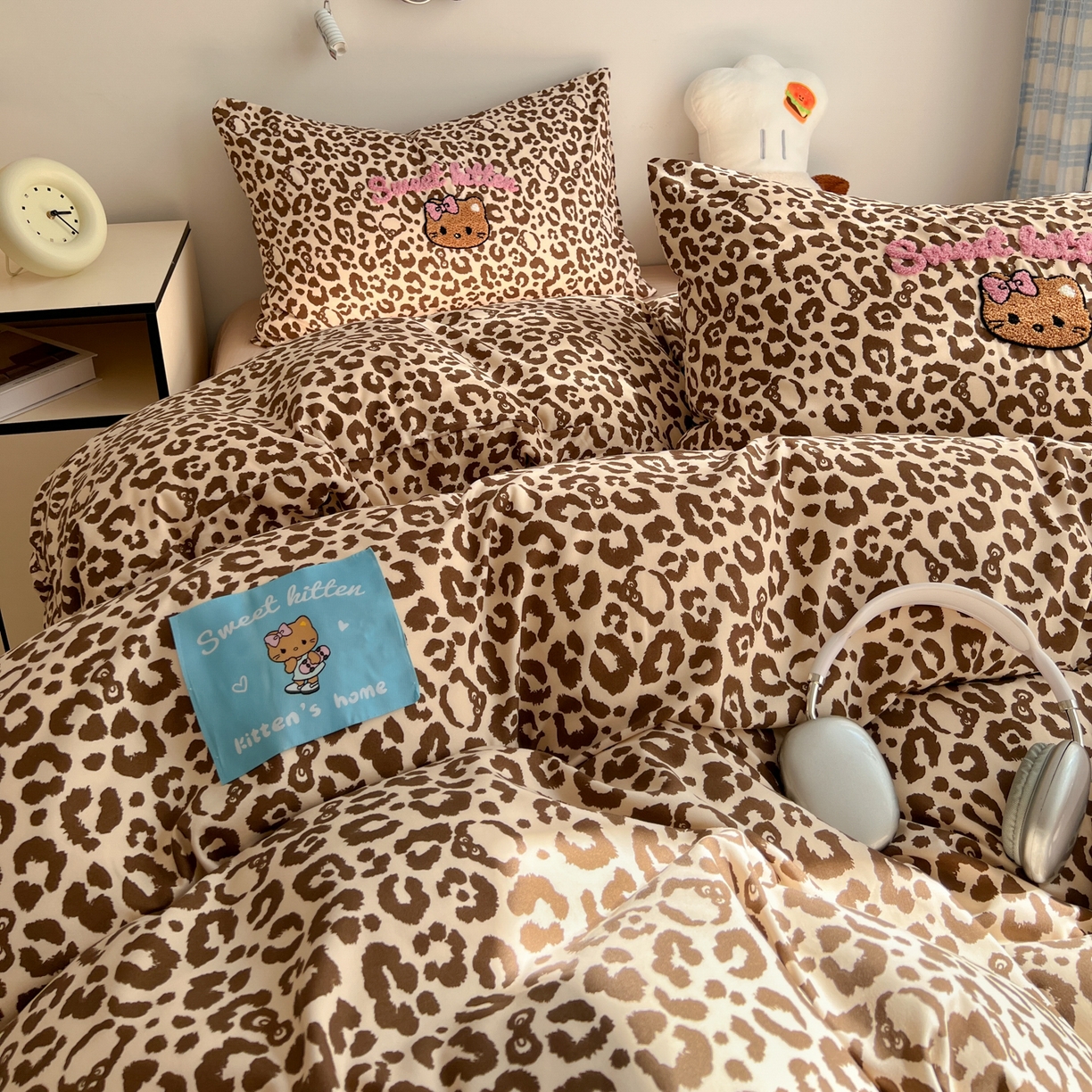 91家纺网 家纺一手货源 找家纺 童颜 2025新款超柔水洗双层纱豹纹贴布绣印花四件套-场景二 豹纹猫咪咖