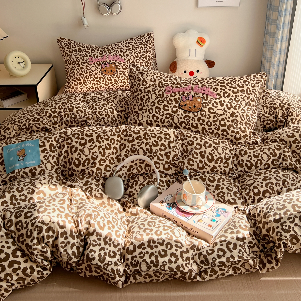 91家纺网 家纺一手货源 找家纺 童颜 2025新款超柔水洗双层纱豹纹贴布绣印花四件套-场景二 豹纹猫咪咖