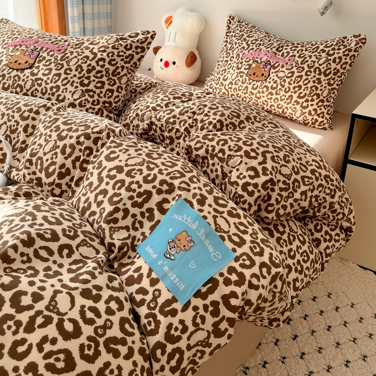 91家纺网 家纺一手货源 找家纺 童颜 2025新款超柔水洗双层纱豹纹贴布绣印花四件套-场景二 豹纹猫咪咖