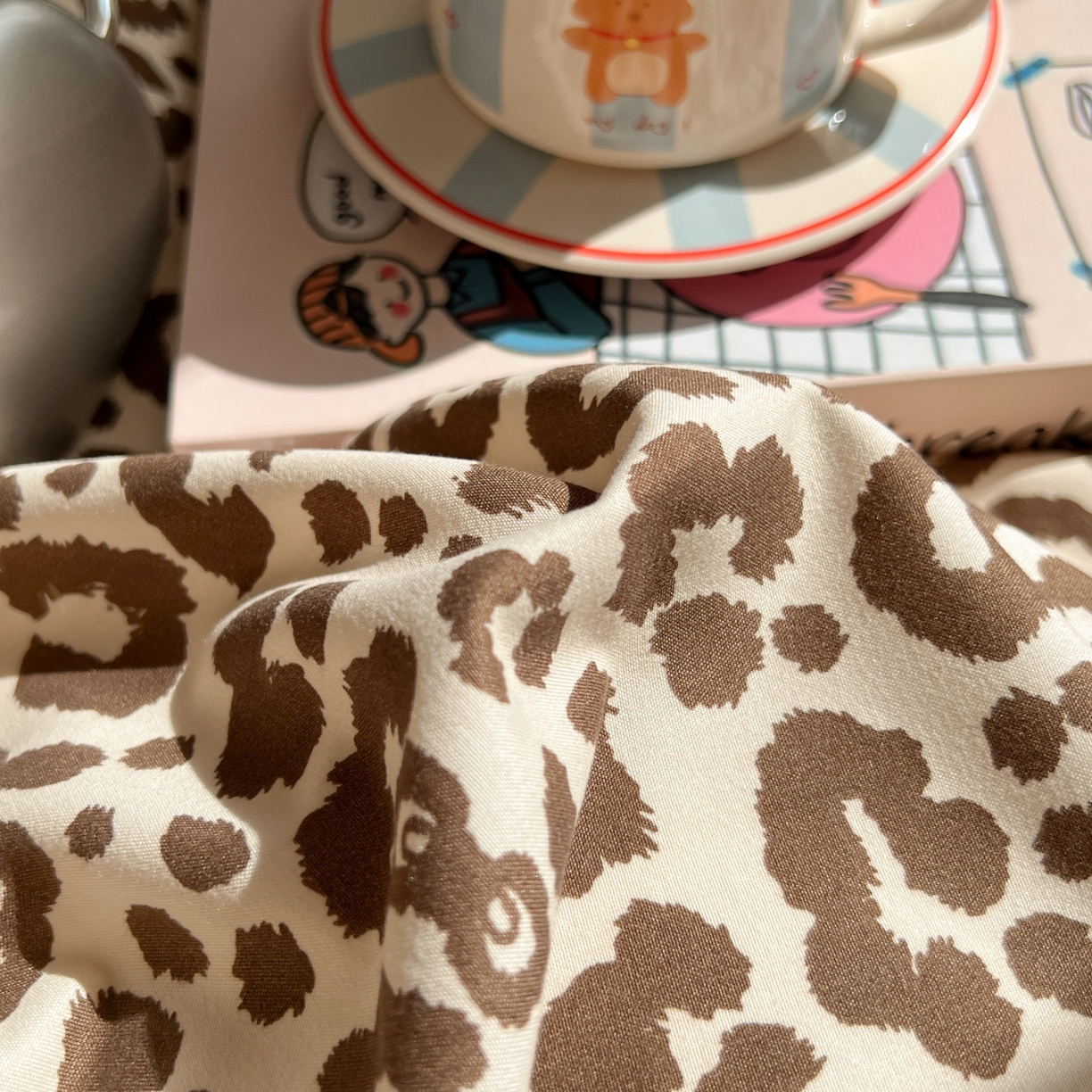 91家纺网 家纺一手货源 找家纺 童颜 2025新款超柔水洗双层纱豹纹贴布绣印花四件套-场景二 豹纹猫咪咖