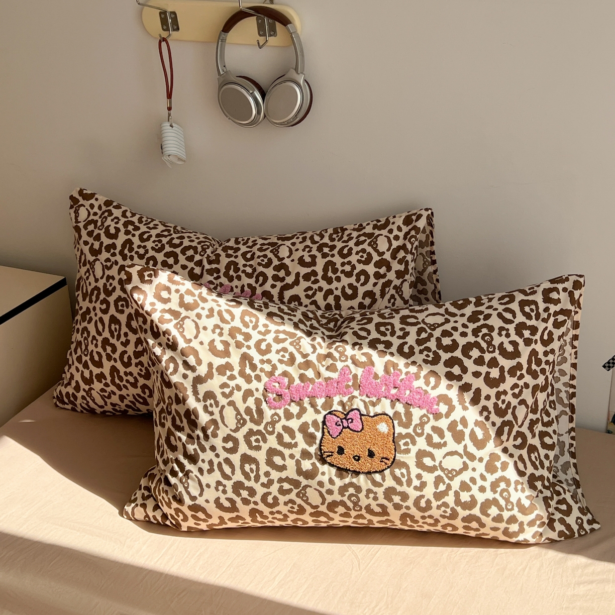 91家纺网 家纺一手货源 找家纺 童颜 2025新款超柔水洗双层纱豹纹贴布绣印花四件套-场景二 豹纹猫咪咖