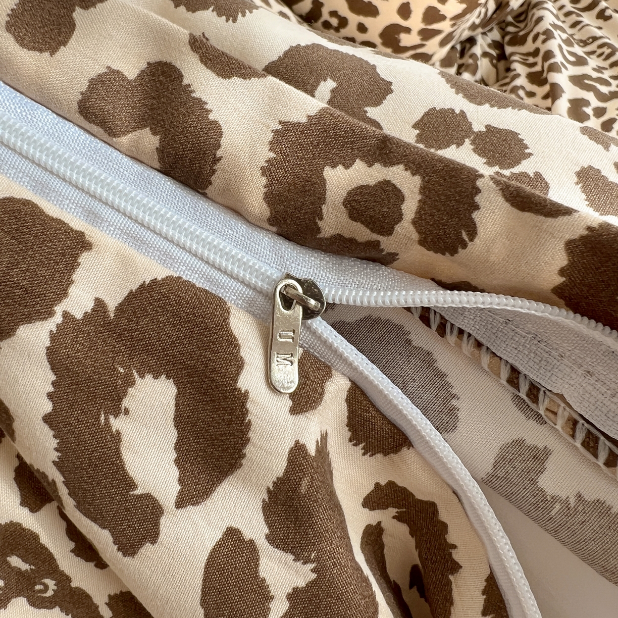 91家纺网 家纺一手货源 找家纺 童颜 2025新款超柔水洗双层纱豹纹贴布绣印花四件套-场景二 豹纹猫咪咖