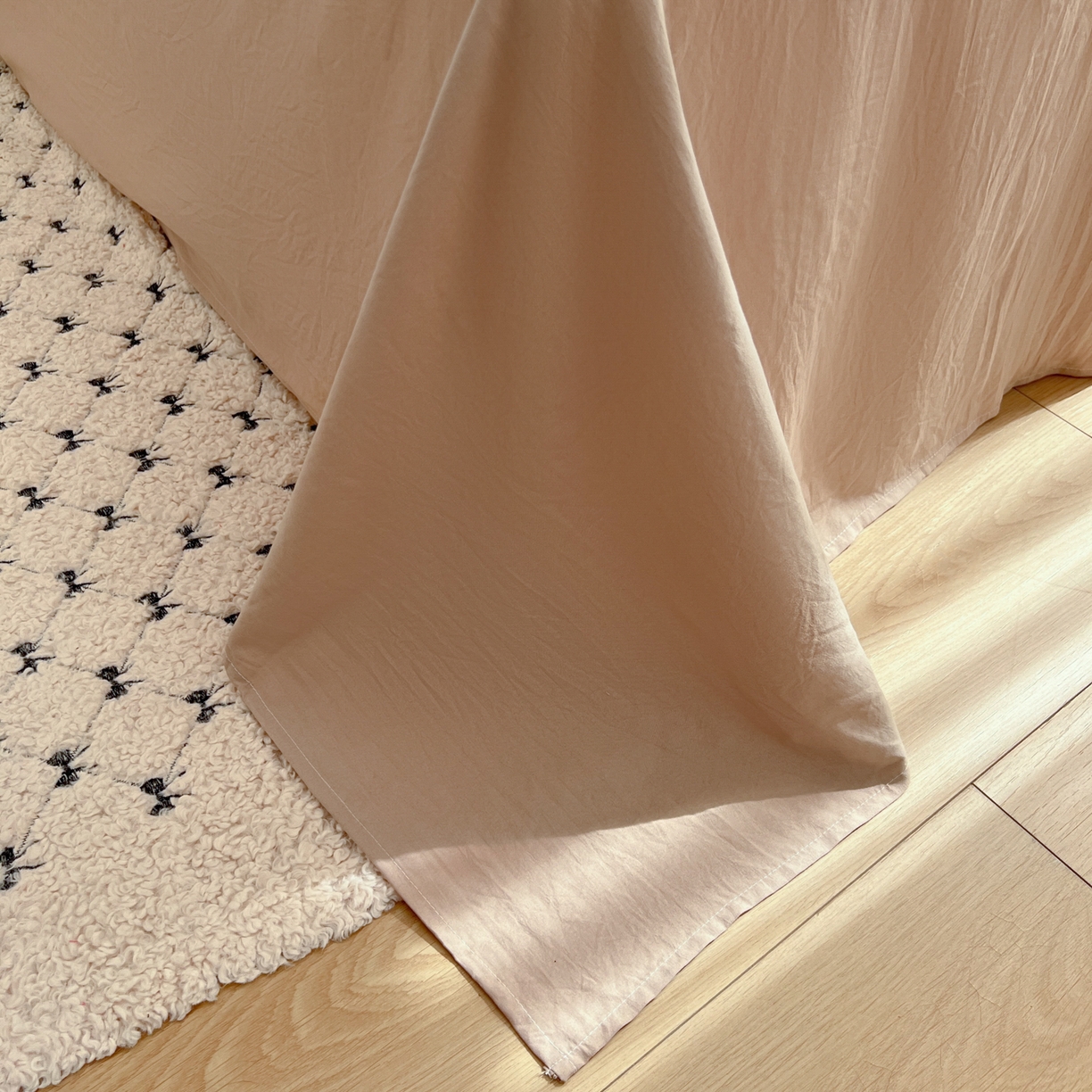 91家纺网 家纺一手货源 找家纺 童颜 2025新款超柔水洗双层纱豹纹贴布绣印花四件套-场景二 豹纹猫咪咖