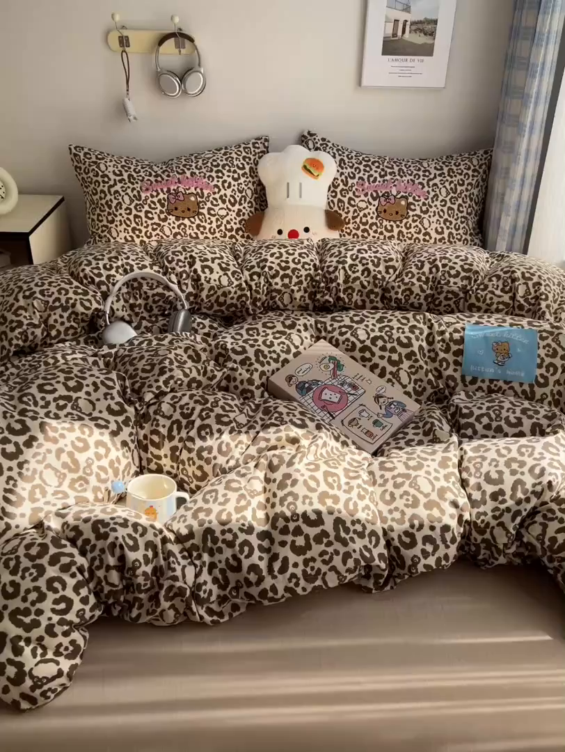 91家纺网 家纺一手货源 找家纺 童颜 2025新款超柔水洗双层纱豹纹贴布绣印花四件套-场景二 豹纹猫咪咖