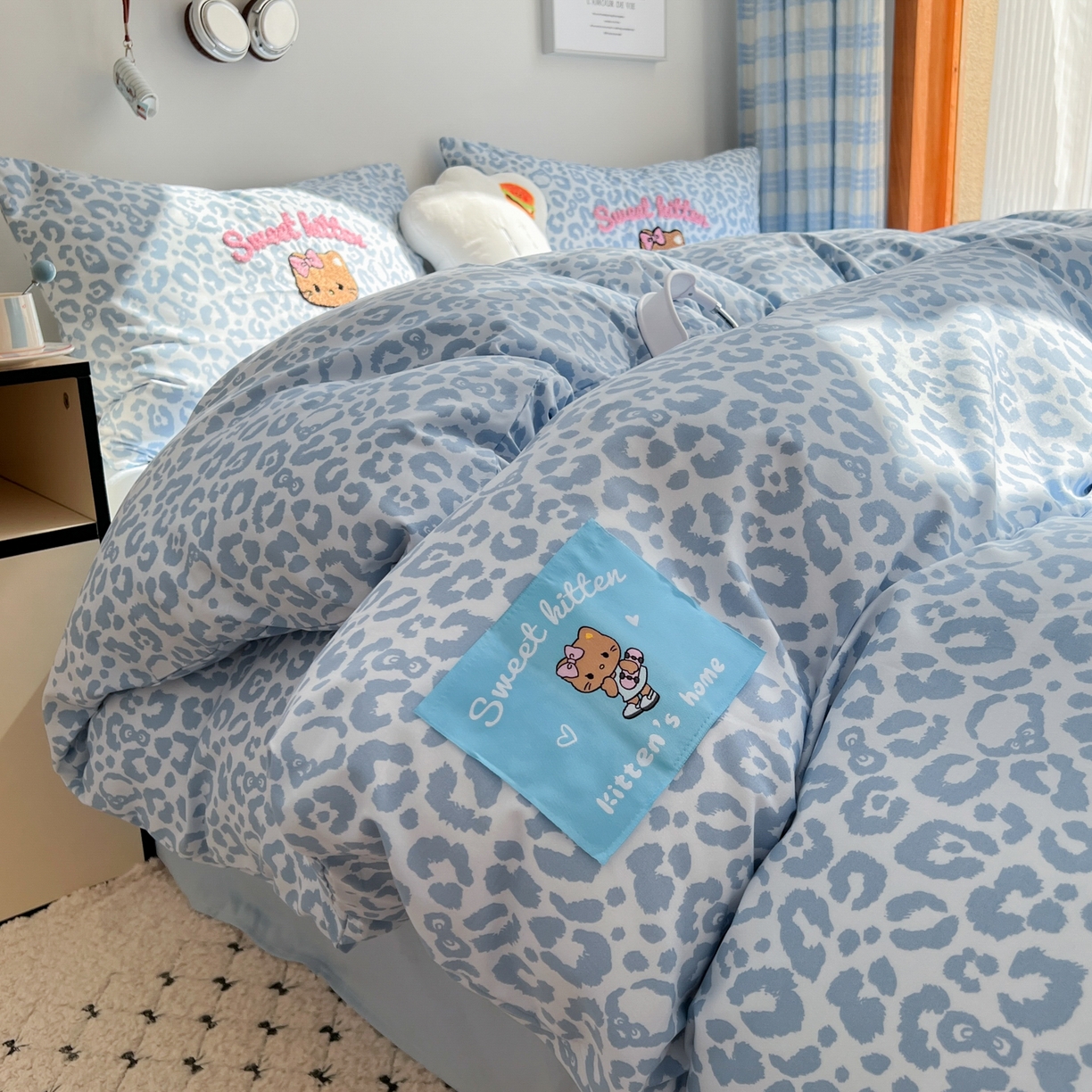 童颜 2025新款超柔水洗双层纱豹纹贴布绣印花四件套-场景二 豹纹猫咪浅蓝