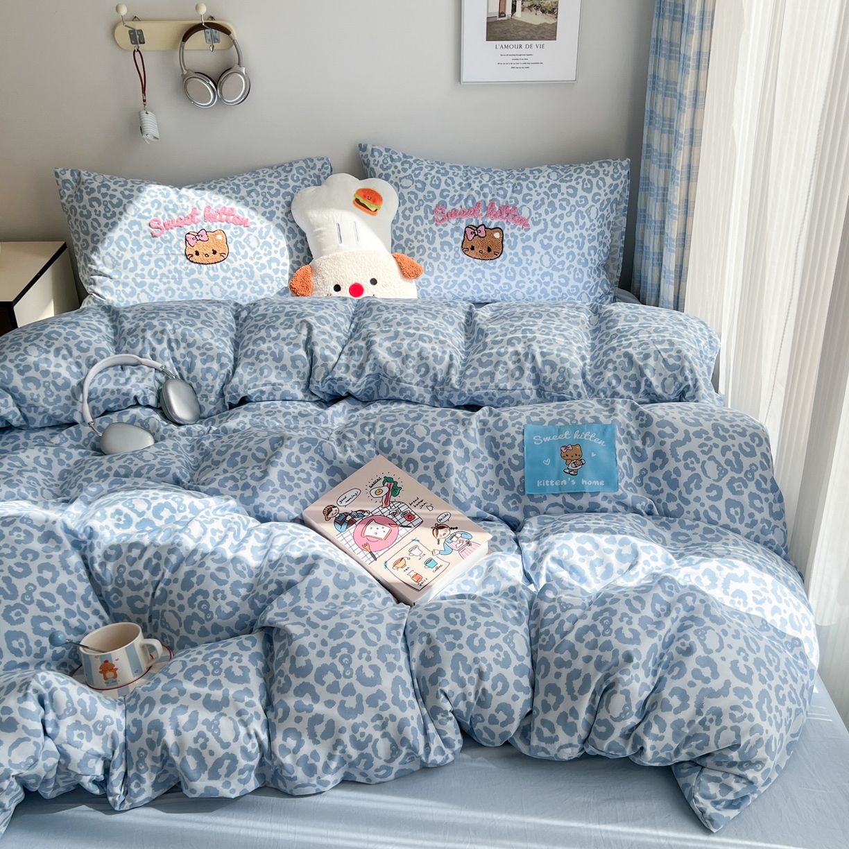 91家纺网 家纺一手货源 找家纺 童颜 2025新款超柔水洗双层纱豹纹贴布绣印花四件套-场景二 豹纹猫咪浅蓝