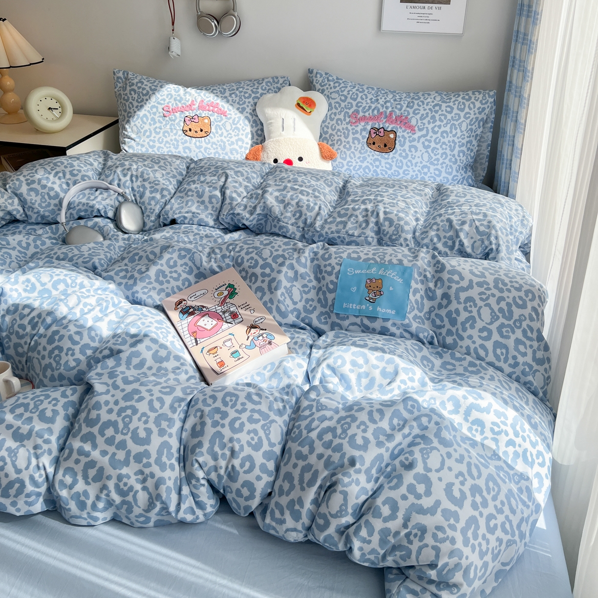 91家纺网 家纺一手货源 找家纺 童颜 2025新款超柔水洗双层纱豹纹贴布绣印花四件套-场景二 豹纹猫咪浅蓝