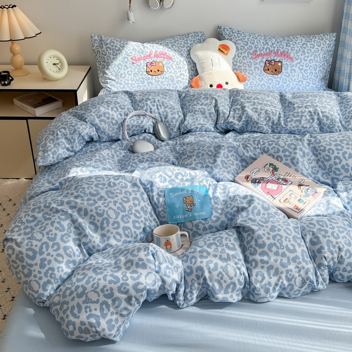 91家纺网 家纺一手货源 找家纺 童颜 2025新款超柔水洗双层纱豹纹贴布绣印花四件套-场景二 豹纹猫咪浅蓝