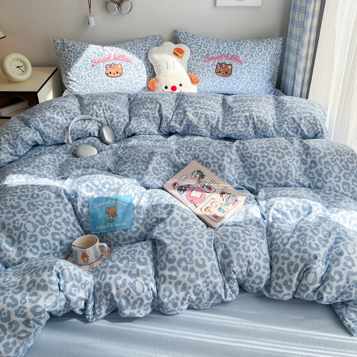 91家纺网 家纺一手货源 找家纺 童颜 2025新款超柔水洗双层纱豹纹贴布绣印花四件套-场景二 豹纹猫咪浅蓝